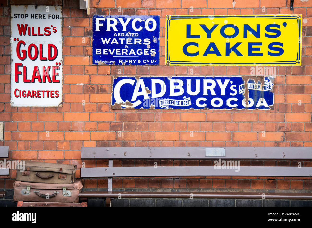 Alten Zeichen auf einer Plattform an das Erbe Bahnhof in Toddington, Gloucestershire, England, Großbritannien Stockfoto