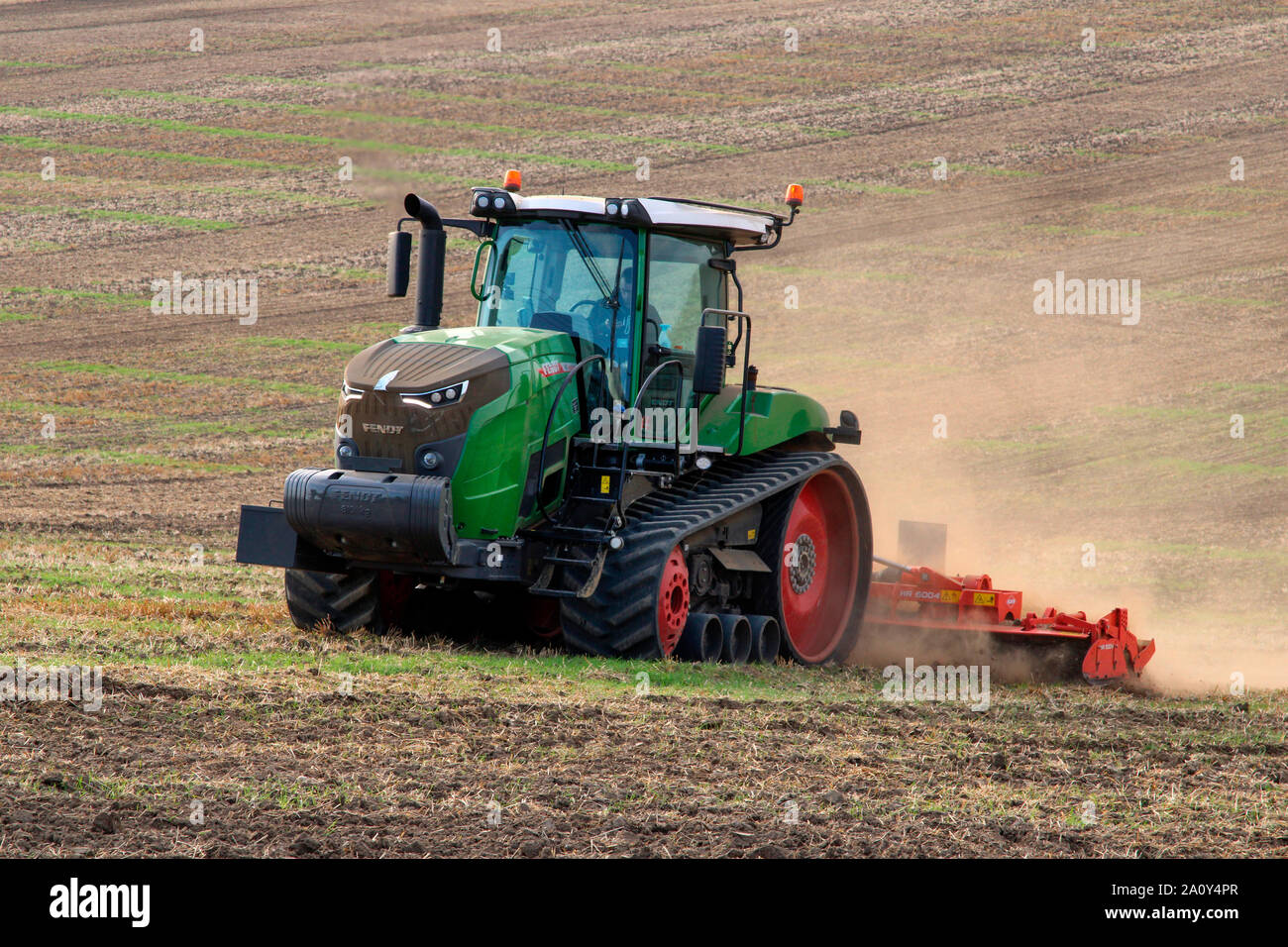 Malton. UK. 09.22.19. Tractor Pulling eine honahle Walze (UK) oder Cultipacker (USA) auf einem Feld in der Grafschaft North Yorkshire im Vereinigten Königreich. Walze ist verwenden, um Stockfoto Malton. UK. 09.22.19. Tractor Pulling eine honahle Walze (UK) oder Cultipacker (USA) auf einem Feld in der Grafschaft North Yorkshire im Vereinigten Königreich. Walze ist verwenden, um Stockfoto