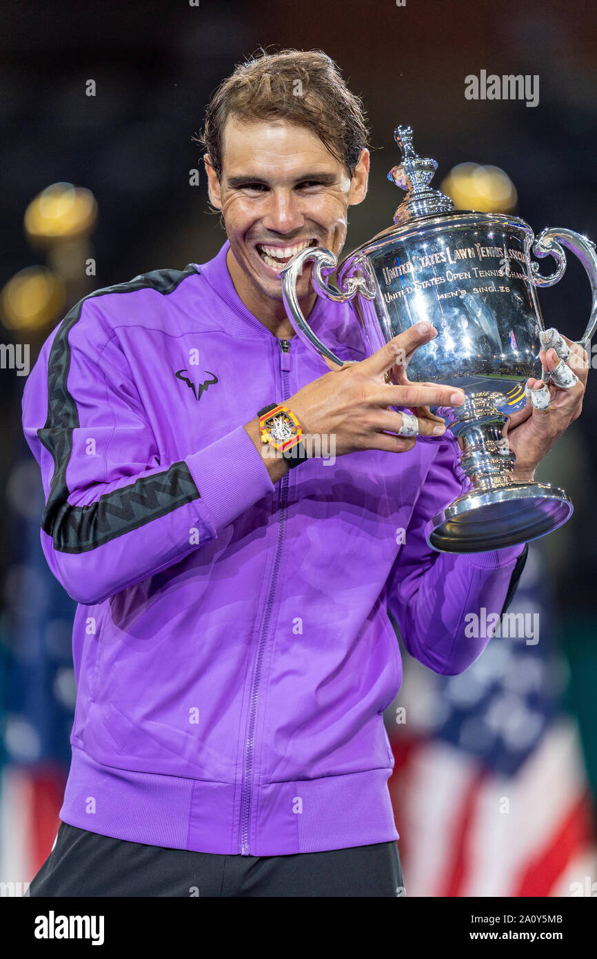 Rafael Nadal aus Spanien mit Trophäe des Gewinners für Herren Einzel Finale bei den US Open Tennis 2019 Stockfoto