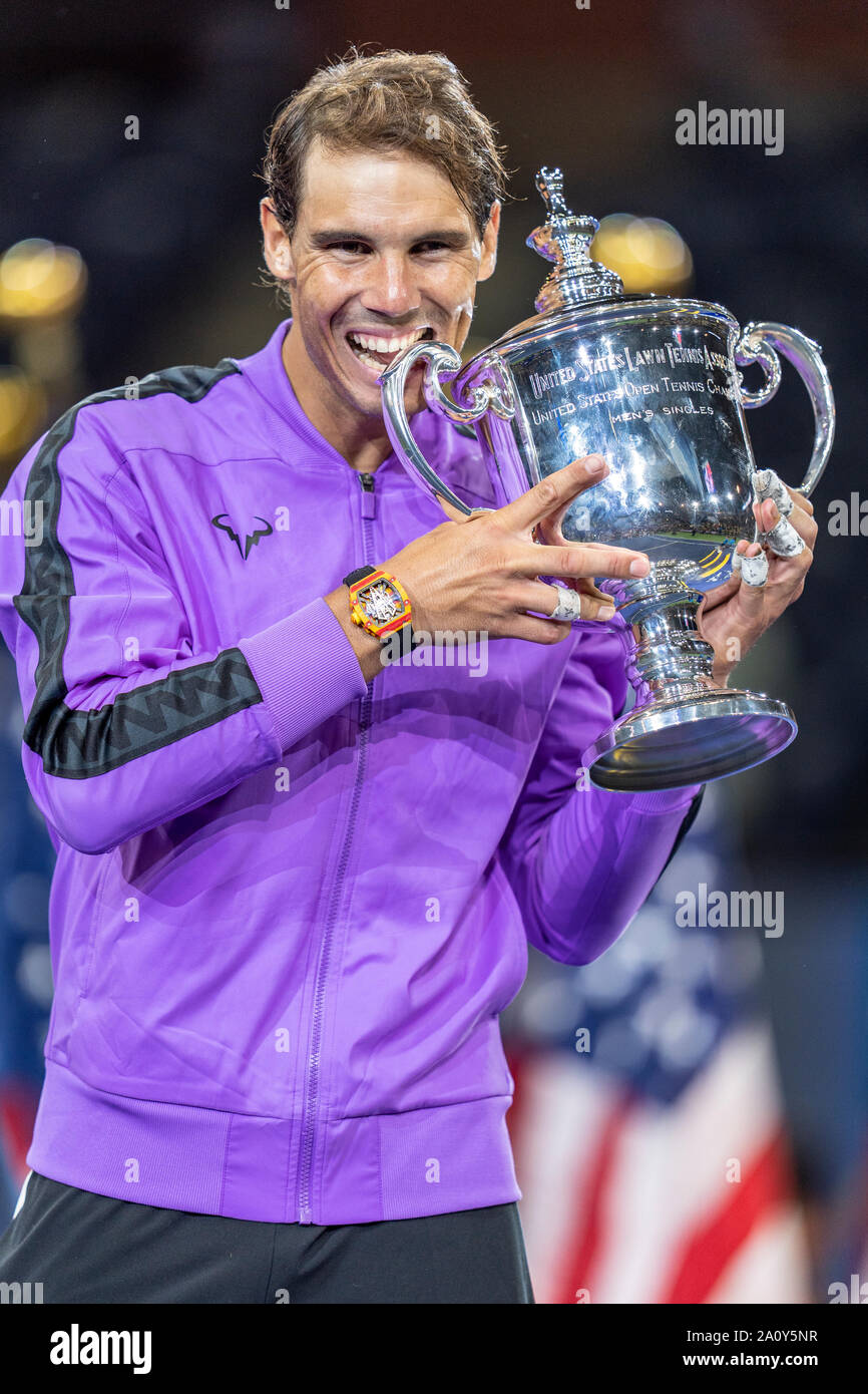 Rafael Nadal aus Spanien mit Trophäe des Gewinners für Herren Einzel Finale bei den US Open Tennis 2019 Stockfoto