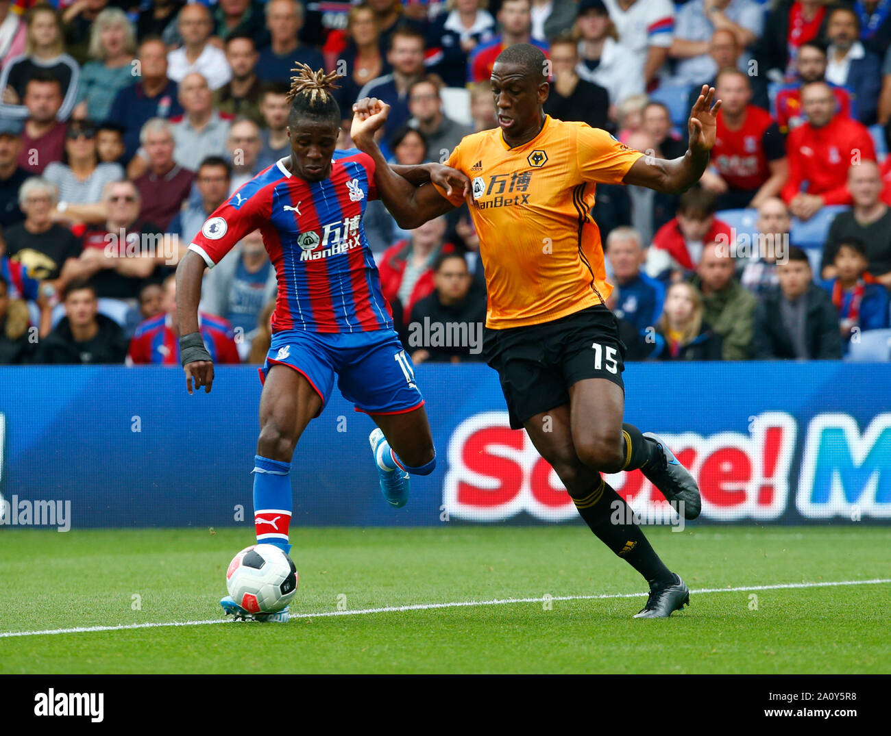 London, Großbritannien. 22 Sep, 2019. L-R's Crystal Palace Wilfried Zaha hält der Wolverhampton Wanderers' Willy Boly während der Englischen Premier League zwischen Crystal Palace und Wolverhampton Wanderers am Selhurst Park Stadium, London, England am 22. September 2019 Quelle: Aktion Foto Sport/Alamy leben Nachrichten Stockfoto