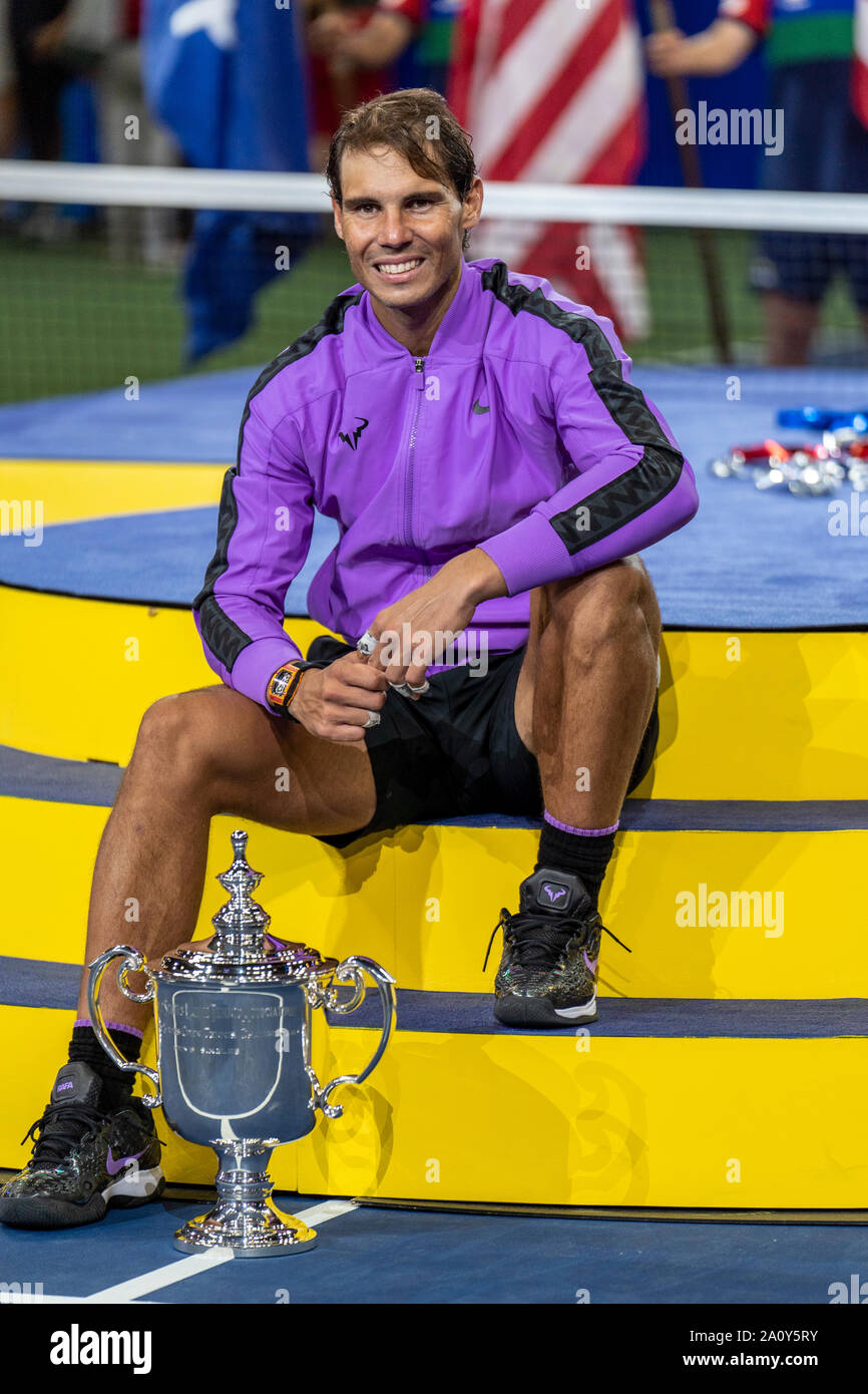 Rafael Nadal aus Spanien mit Trophäe des Gewinners für Herren Einzel Finale bei den US Open Tennis 2019 Stockfoto