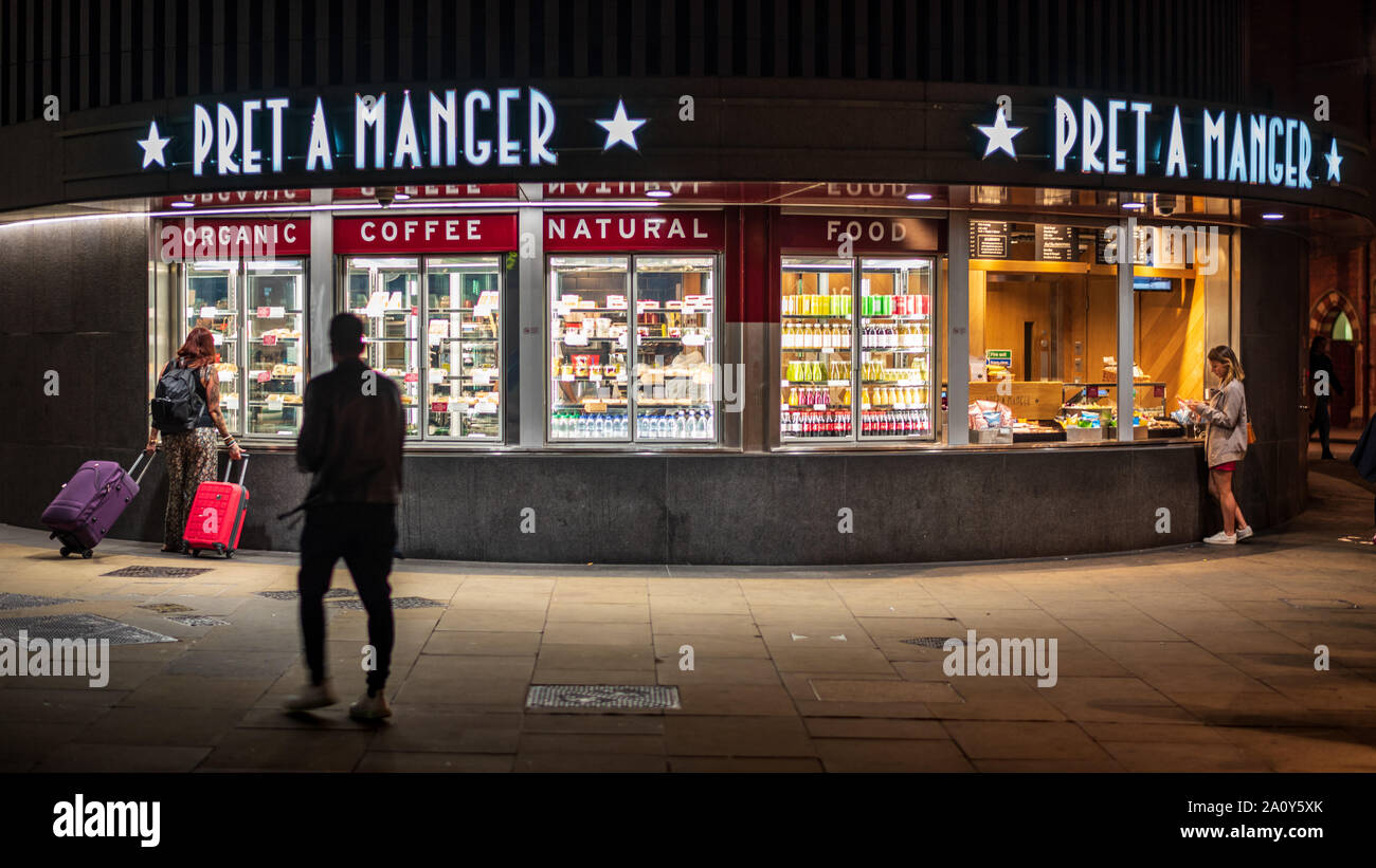 Pret a Manger Kiosk in der Londoner Kings Cross Station in der Nacht. Stockfoto
