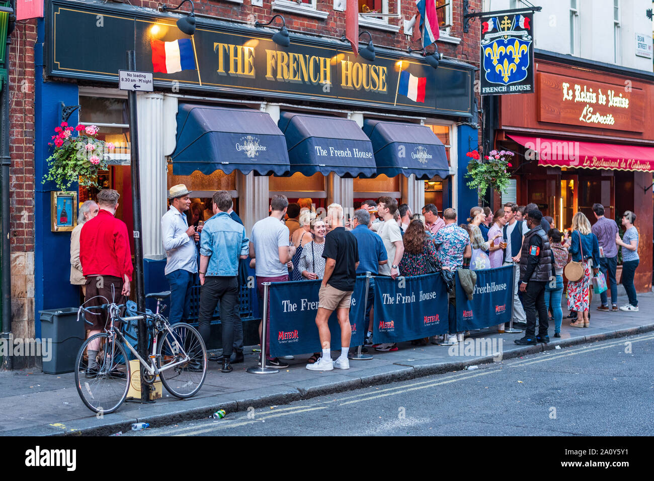 Die französischen Haus Soho London - Der berühmte Französische House Pub bei 49 Dean Street, Soho, London, bekannt als Treffpunkt der Künstler und Schriftsteller. Stockfoto