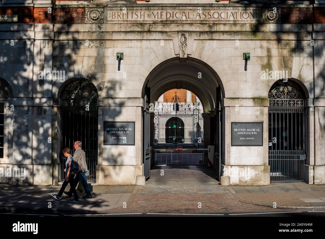 Die British Medical Association oder der Hauptsitz von BMA im BMA House Tavistock Square Bloomsbury Central London. BMA House Architekt Sir Edwin Lutyens, eröffnet 1925. Stockfoto