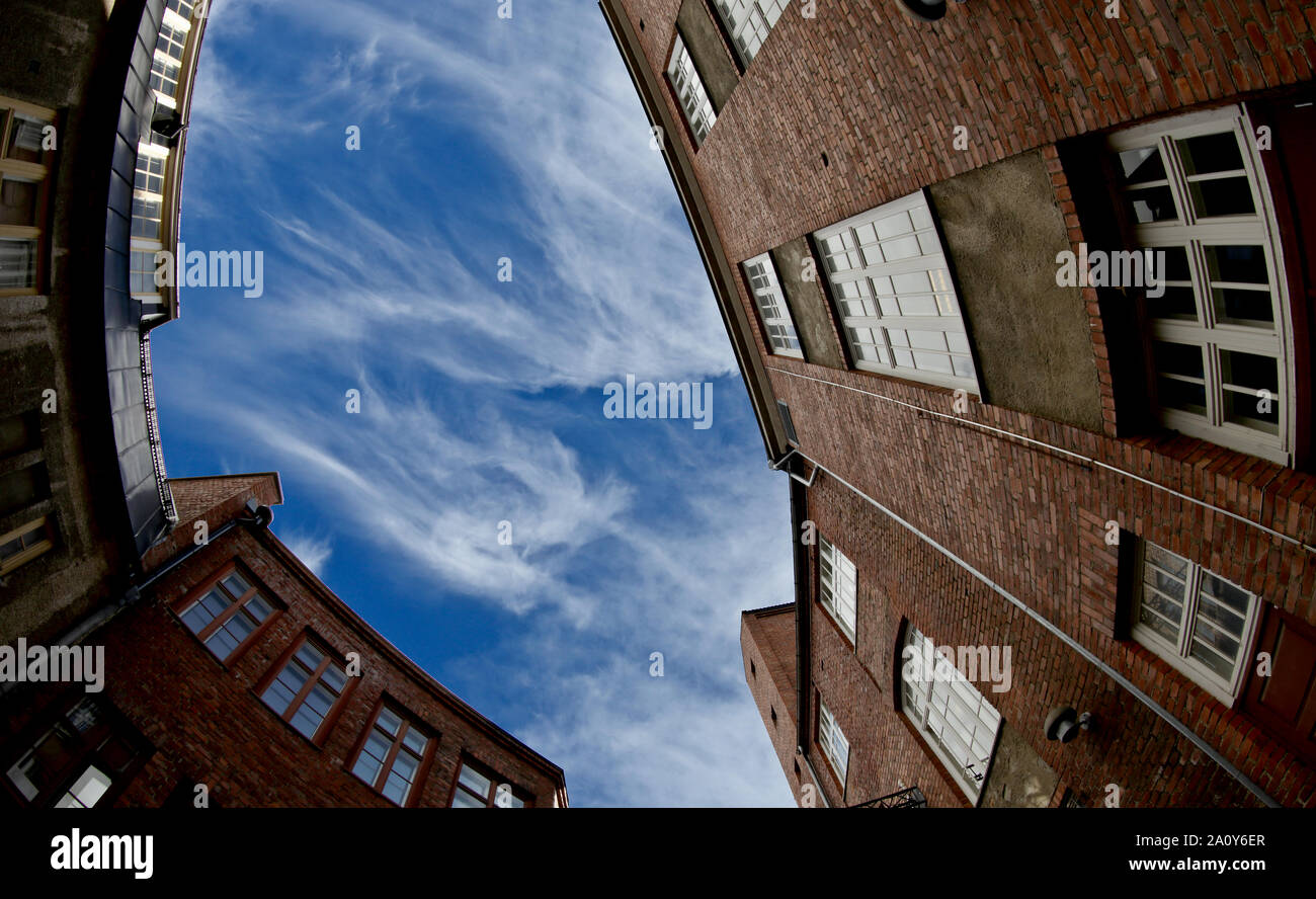 Ein fish eye Bild einer alten Fabrik Gebäude mit blauen Himmel über Stockfoto