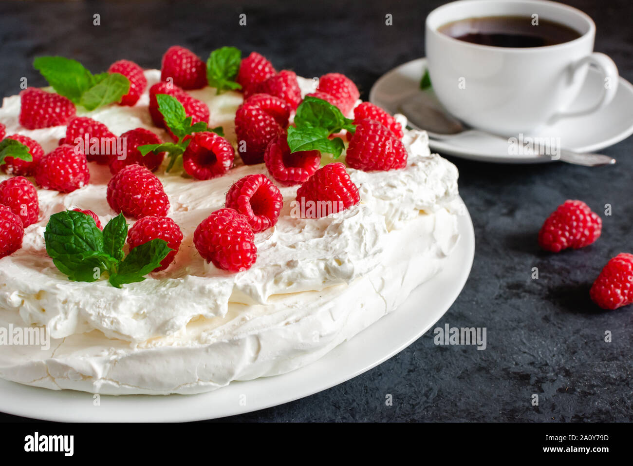 Meringue mit Schlagsahne, Himbeeren und Minze Stockfoto