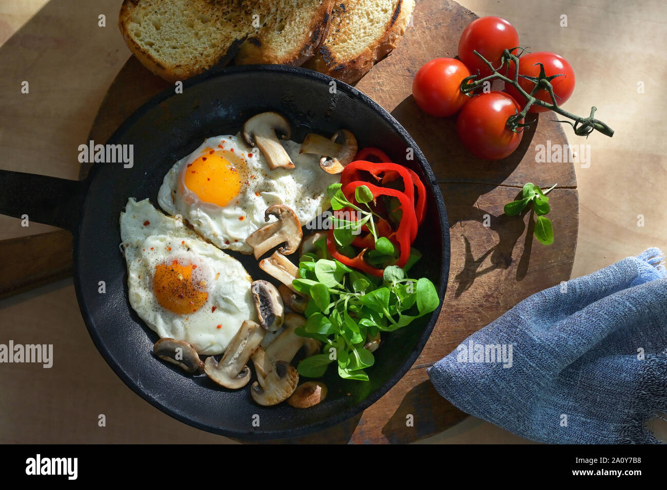 Gebratene Eier und Gemüse in einer Pfanne Stockfoto