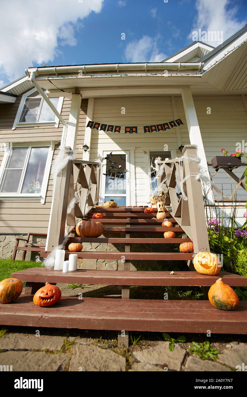 Low Angle View an Halloween Dekorationen auf Rasen und die Veranda des Hauses im suburbanen Raum sind, kopieren Stockfoto