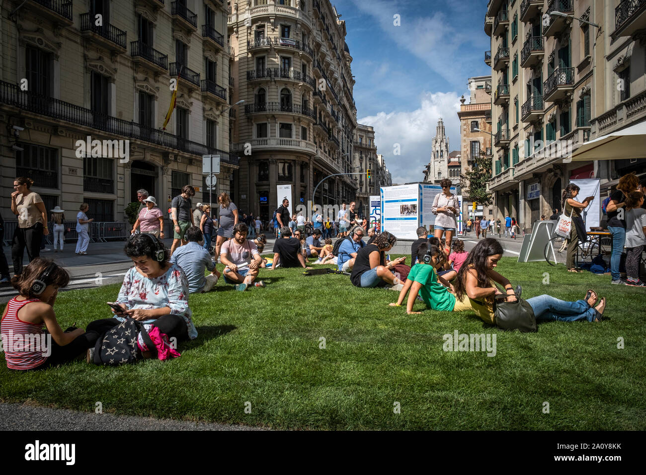 Bürger sitzen an den Sound Zone der Stadt, in der Vía Laietana während des Urlaubs der Welt Tag ohne Autos eingesetzt. Barcelona feiert Welttag ohne Auto mit Klimaanlage, einer der Hauptverkehrsadern der Stadt für die Bürgerinnen und Bürger mit verschiedenen kulturellen Freizeitaktivitäten. Tausende Bürger haben einen festlichen Tag auf der Via Laietana mit den Verkehr komplett für Fahrzeuge geschlossen. Stockfoto