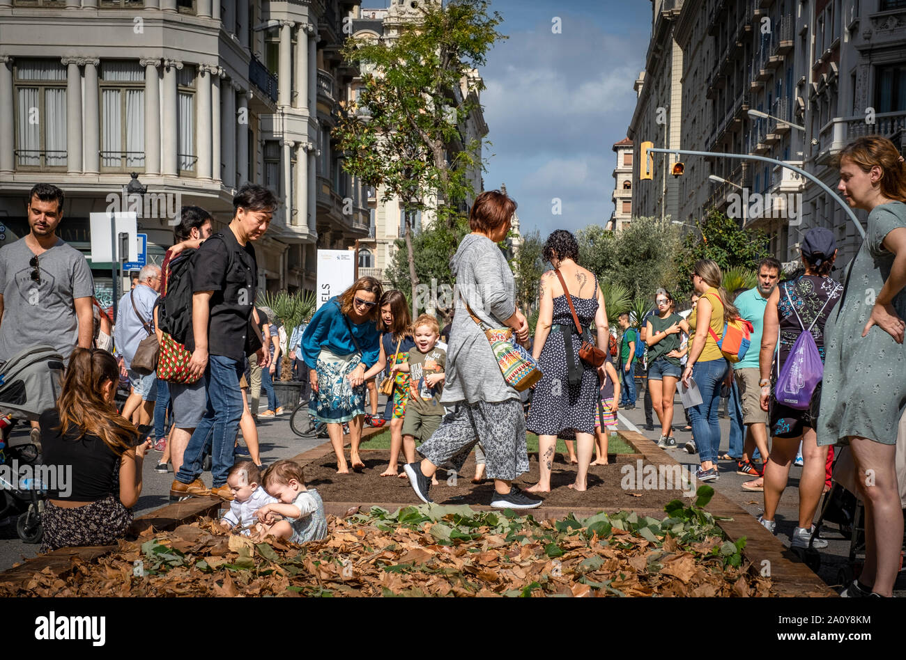 Eine Vielzahl von Bürger genießen Sie die kulturellen Freizeitaktivitäten, die in der Via Laietana während der festlichen Tag der Welt Tag ohne Autos. Barcelona feiert Welttag ohne Auto mit Klimaanlage, einer der Hauptverkehrsadern der Stadt für die Bürgerinnen und Bürger mit verschiedenen kulturellen Freizeitaktivitäten. Tausende Bürger haben einen festlichen Tag auf der Via Laietana mit den Verkehr komplett für Fahrzeuge geschlossen. Stockfoto
