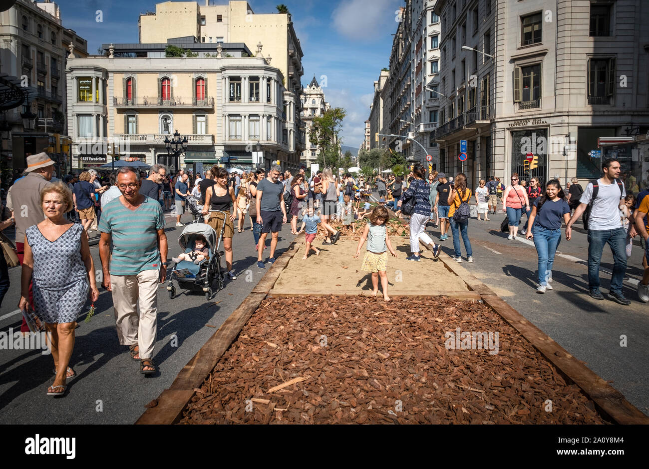 Eine Vielzahl von Bürger genießen Sie die kulturellen Freizeitaktivitäten, die in der Via Laietana während der festlichen Tag der Welt Tag ohne Autos. Barcelona feiert Welttag ohne Auto mit Klimaanlage, einer der Hauptverkehrsadern der Stadt für die Bürgerinnen und Bürger mit verschiedenen kulturellen Freizeitaktivitäten. Tausende Bürger haben einen festlichen Tag auf der Via Laietana mit den Verkehr komplett für Fahrzeuge geschlossen. Stockfoto