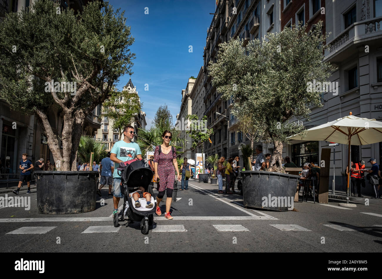 Dekorative Dekoration mit Pflanzen befindet sich in der Via Laietana während der festlichen Tag der Welt Tag ohne Autos. Barcelona feiert Welttag ohne Auto mit Klimaanlage, einer der Hauptverkehrsadern der Stadt für die Bürgerinnen und Bürger mit verschiedenen kulturellen Freizeitaktivitäten. Tausende Bürger haben einen festlichen Tag auf der Via Laietana mit den Verkehr komplett für Fahrzeuge geschlossen. Stockfoto