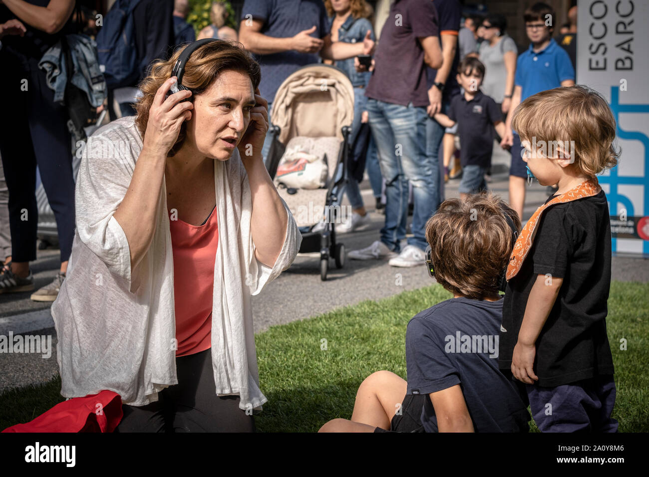 Der Bürgermeister von Barcelona, Ada Colau ist mit ihren Kindern Hören auf die Geräusche der Stadt in einem kulturellen Freizeitgestaltung während der festlichen Tag der Welt Tag ohne Autos gesehen. Barcelona feiert Welttag ohne Auto mit Klimaanlage, einer der Hauptverkehrsadern der Stadt für die Bürgerinnen und Bürger mit verschiedenen kulturellen Freizeitaktivitäten. Tausende Bürger haben einen festlichen Tag auf der Via Laietana mit den Verkehr komplett für Fahrzeuge geschlossen. Stockfoto