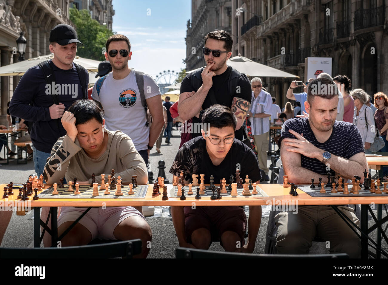 Drei Schachspieler gesehen spielen eine Ausstellung Spiel während der Welt Tag ohne Autos Urlaub. Barcelona feiert Welttag ohne Auto mit Klimaanlage, einer der Hauptverkehrsadern der Stadt für die Bürgerinnen und Bürger mit verschiedenen kulturellen Freizeitaktivitäten. Tausende Bürger haben einen festlichen Tag auf der Via Laietana mit den Verkehr komplett für Fahrzeuge geschlossen. Stockfoto