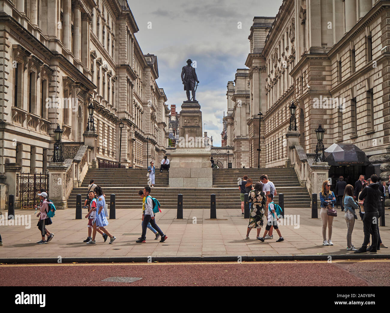 Menschen zu Fuß durch den Eingang des Churchill Wars Zimmer im Clive Schritte, King Charles Street, London mit einer Statue von Clive von Indien (Robert Clive) Stockfoto
