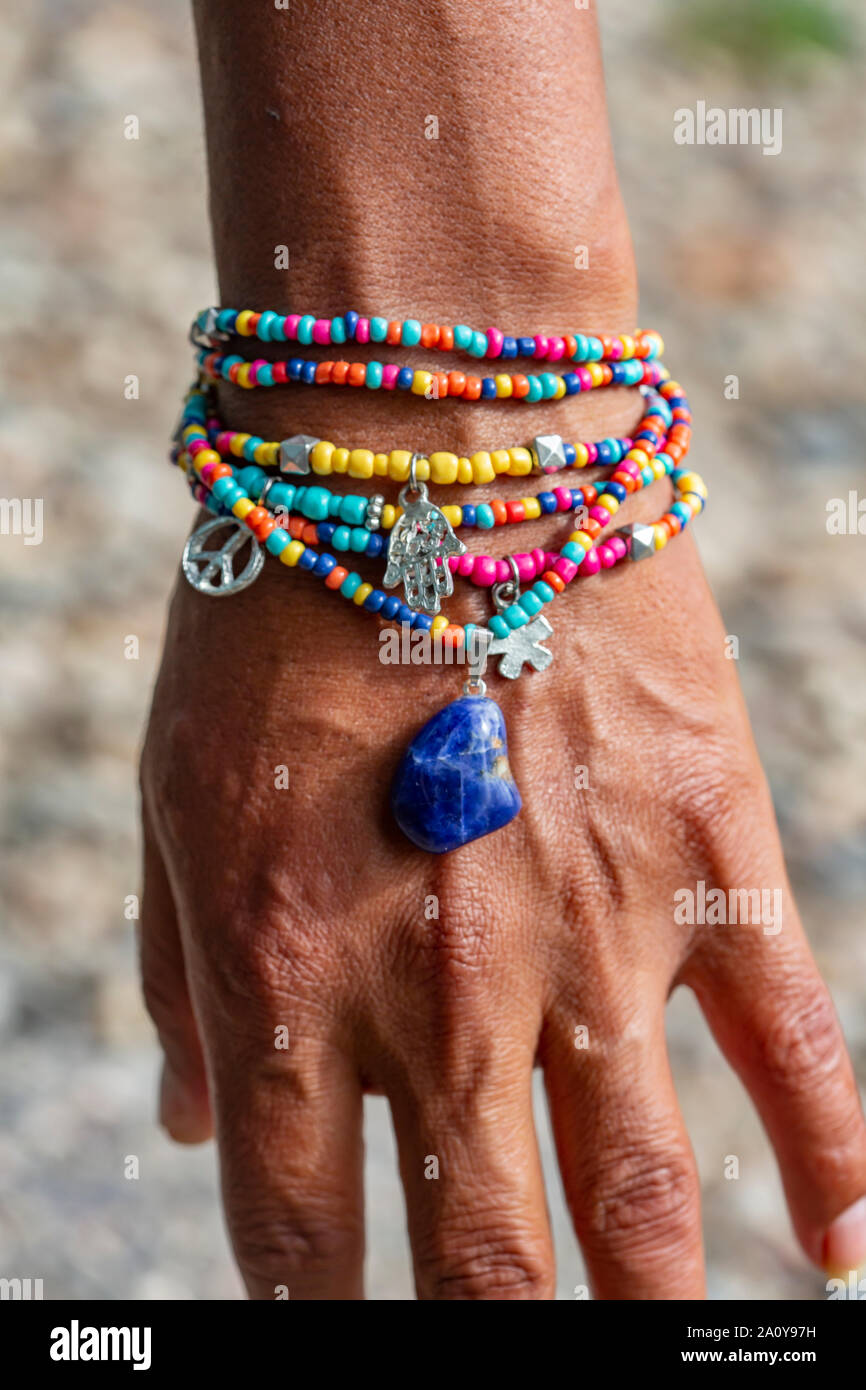 Sodalit blau Mineral Stein auf bunte Perlen Armband Stockfotografie - Alamy