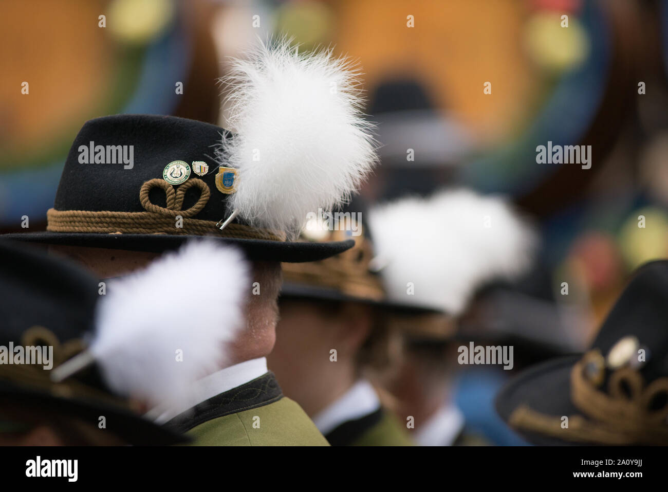 Bayerischer Traditionshut, gesehen vor der Kostümparade anlässlich des Oktoberfestes in München Stockfoto