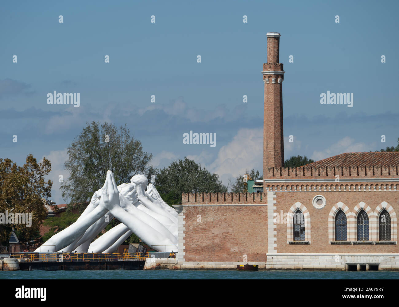 Architektonische Kunstinstallation mit dem Titel "Building Bridges" von Lorenzo Quinn, Venedig, Italien Stockfoto