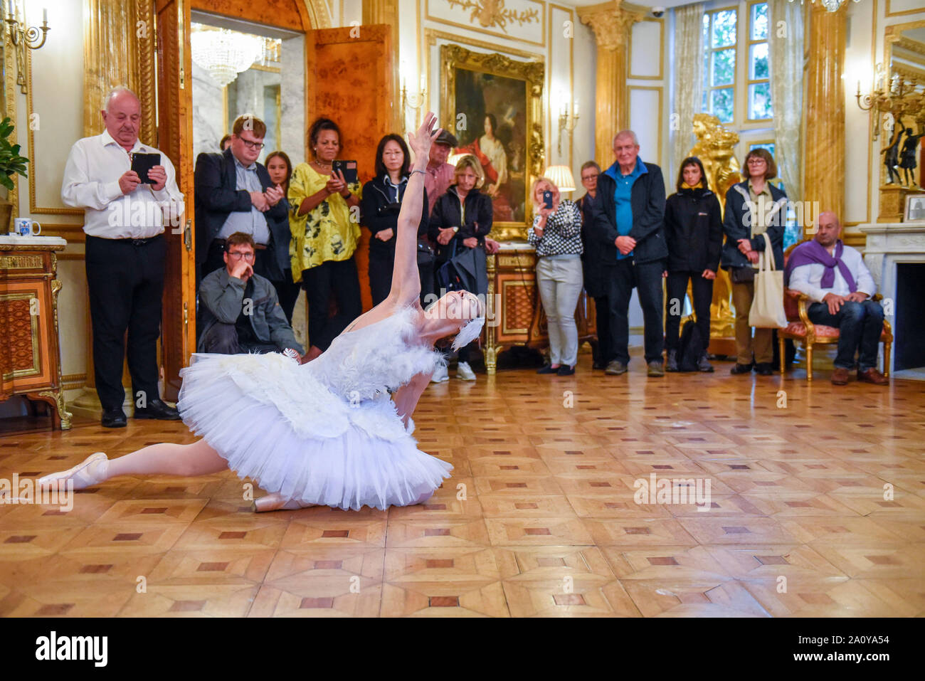 London, Großbritannien. 22. September 2019. Partner des Eigentümers, Desiree Faust, gibt eine Ballettaufführung für Besucher. Das Weiße Haus in Ealing, London, während der 28. Open House. Das Weiße Haus ist ein Louis XVI Palace in privaten Gärten auf Palast der Eigentümer Großmutter in Polen basiert. Der Eigentümer, Prinz John Zylinski, ist eine Eigenschaft Entwickler, der für London Bürgermeister im Jahr 2016 stand. Das Hauptgebäude umfasst luxuriöses Interieur mit Marmor, Gold Gesimse, Spiegeln und Kronleuchtern und wurde 2009 abgeschlossen. Credit: Stephen Chung/Alamy leben Nachrichten Stockfoto London, Großbritannien. 22. September 2019. Partner des Eigentümers, Desiree Faust, gibt eine Ballettaufführung für Besucher. Das Weiße Haus in Ealing, London, während der 28. Open House. Das Weiße Haus ist ein Louis XVI Palace in privaten Gärten auf Palast der Eigentümer Großmutter in Polen basiert. Der Eigentümer, Prinz John Zylinski, ist eine Eigenschaft Entwickler, der für London Bürgermeister im Jahr 2016 stand. Das Hauptgebäude umfasst luxuriöses Interieur mit Marmor, Gold Gesimse, Spiegeln und Kronleuchtern und wurde 2009 abgeschlossen. Credit: Stephen Chung/Alamy leben Nachrichten Stockfoto