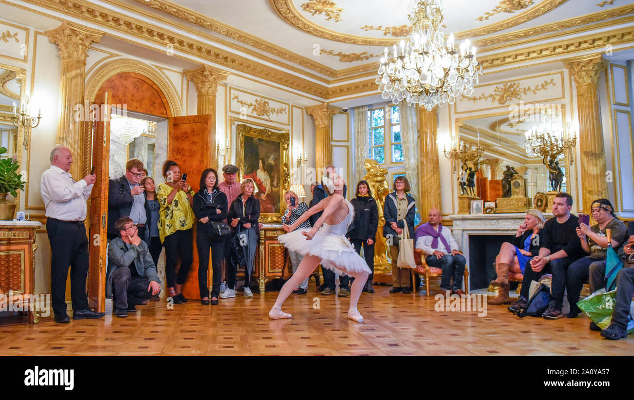 London, Großbritannien. 22. September 2019. Partner des Eigentümers, Desiree Faust, gibt eine Ballettaufführung für Besucher. Das Weiße Haus in Ealing, London, während der 28. Open House. Das Weiße Haus ist ein Louis XVI Palace in privaten Gärten auf Palast der Eigentümer Großmutter in Polen basiert. Der Eigentümer, Prinz John Zylinski, ist eine Eigenschaft Entwickler, der für London Bürgermeister im Jahr 2016 stand. Das Hauptgebäude umfasst luxuriöses Interieur mit Marmor, Gold Gesimse, Spiegeln und Kronleuchtern und wurde 2009 abgeschlossen. Credit: Stephen Chung/Alamy leben Nachrichten Stockfoto London, Großbritannien. 22. September 2019. Partner des Eigentümers, Desiree Faust, gibt eine Ballettaufführung für Besucher. Das Weiße Haus in Ealing, London, während der 28. Open House. Das Weiße Haus ist ein Louis XVI Palace in privaten Gärten auf Palast der Eigentümer Großmutter in Polen basiert. Der Eigentümer, Prinz John Zylinski, ist eine Eigenschaft Entwickler, der für London Bürgermeister im Jahr 2016 stand. Das Hauptgebäude umfasst luxuriöses Interieur mit Marmor, Gold Gesimse, Spiegeln und Kronleuchtern und wurde 2009 abgeschlossen. Credit: Stephen Chung/Alamy leben Nachrichten Stockfoto