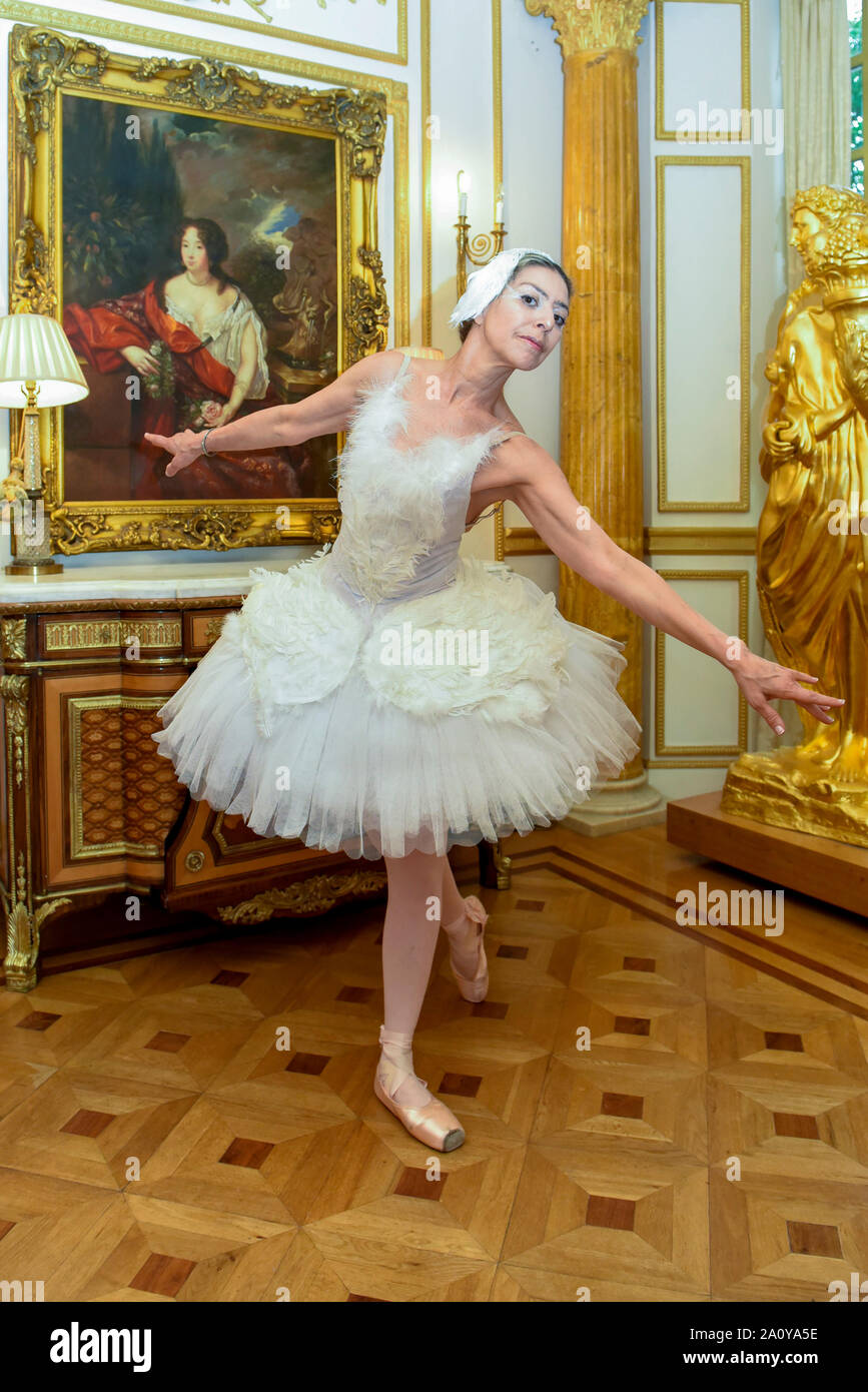 London, Großbritannien. 22. September 2019. Partner des Eigentümers, Desiree Faust, gibt eine Ballettaufführung für Besucher. Das Weiße Haus in Ealing, London, während der 28. Open House. Das Weiße Haus ist ein Louis XVI Palace in privaten Gärten auf Palast der Eigentümer Großmutter in Polen basiert. Der Eigentümer, Prinz John Zylinski, ist eine Eigenschaft Entwickler, der für London Bürgermeister im Jahr 2016 stand. Das Hauptgebäude umfasst luxuriöses Interieur mit Marmor, Gold Gesimse, Spiegeln und Kronleuchtern und wurde 2009 abgeschlossen. Credit: Stephen Chung/Alamy leben Nachrichten Stockfoto London, Großbritannien. 22. September 2019. Partner des Eigentümers, Desiree Faust, gibt eine Ballettaufführung für Besucher. Das Weiße Haus in Ealing, London, während der 28. Open House. Das Weiße Haus ist ein Louis XVI Palace in privaten Gärten auf Palast der Eigentümer Großmutter in Polen basiert. Der Eigentümer, Prinz John Zylinski, ist eine Eigenschaft Entwickler, der für London Bürgermeister im Jahr 2016 stand. Das Hauptgebäude umfasst luxuriöses Interieur mit Marmor, Gold Gesimse, Spiegeln und Kronleuchtern und wurde 2009 abgeschlossen. Credit: Stephen Chung/Alamy leben Nachrichten Stockfoto
