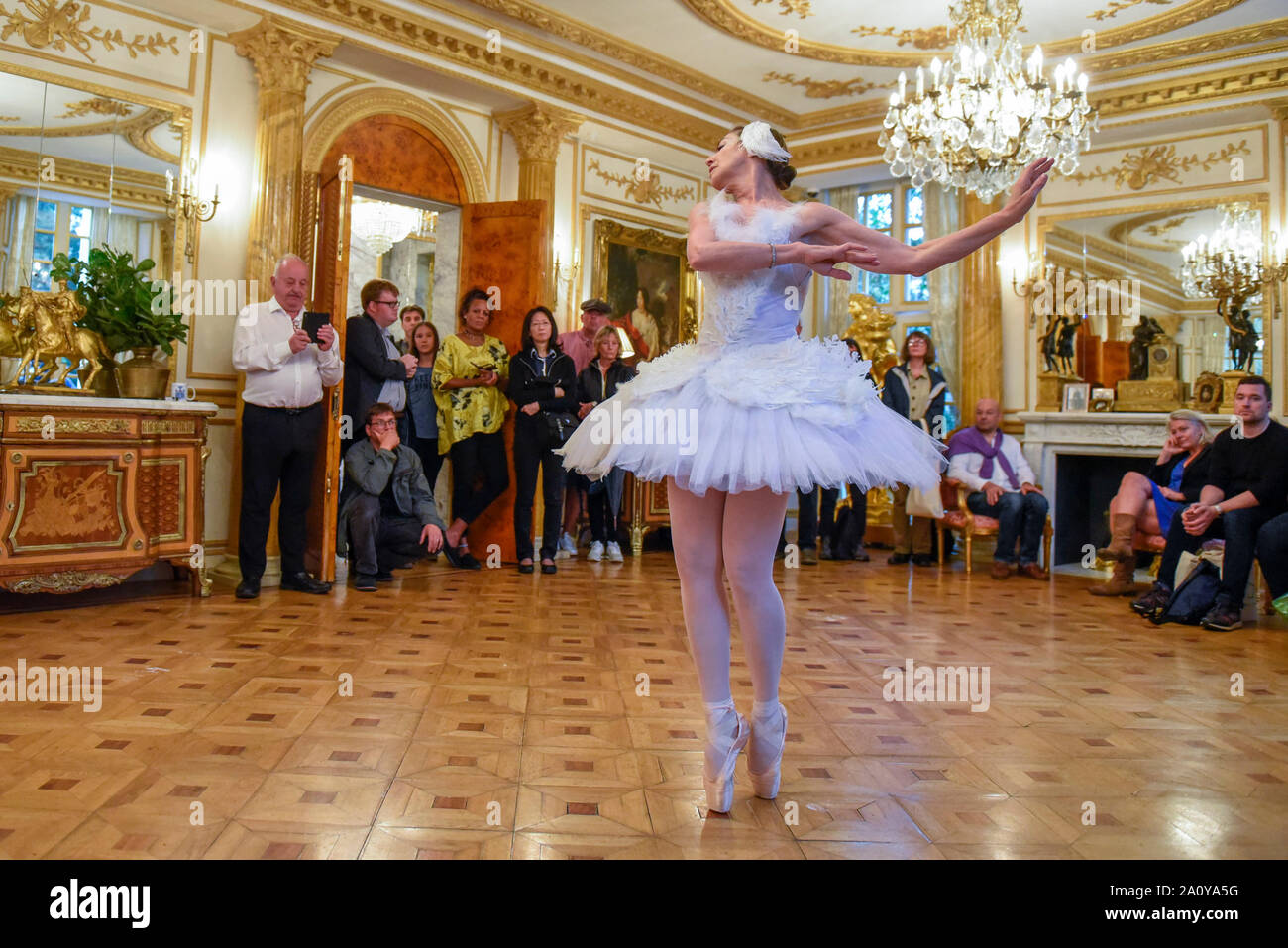 London, Großbritannien. 22. September 2019. Partner des Eigentümers, Desiree Faust, gibt eine Ballettaufführung für Besucher. Das Weiße Haus in Ealing, London, während der 28. Open House. Das Weiße Haus ist ein Louis XVI Palace in privaten Gärten auf Palast der Eigentümer Großmutter in Polen basiert. Der Eigentümer, Prinz John Zylinski, ist eine Eigenschaft Entwickler, der für London Bürgermeister im Jahr 2016 stand. Das Hauptgebäude umfasst luxuriöses Interieur mit Marmor, Gold Gesimse, Spiegeln und Kronleuchtern und wurde 2009 abgeschlossen. Credit: Stephen Chung/Alamy leben Nachrichten Stockfoto London, Großbritannien. 22. September 2019. Partner des Eigentümers, Desiree Faust, gibt eine Ballettaufführung für Besucher. Das Weiße Haus in Ealing, London, während der 28. Open House. Das Weiße Haus ist ein Louis XVI Palace in privaten Gärten auf Palast der Eigentümer Großmutter in Polen basiert. Der Eigentümer, Prinz John Zylinski, ist eine Eigenschaft Entwickler, der für London Bürgermeister im Jahr 2016 stand. Das Hauptgebäude umfasst luxuriöses Interieur mit Marmor, Gold Gesimse, Spiegeln und Kronleuchtern und wurde 2009 abgeschlossen. Credit: Stephen Chung/Alamy leben Nachrichten Stockfoto