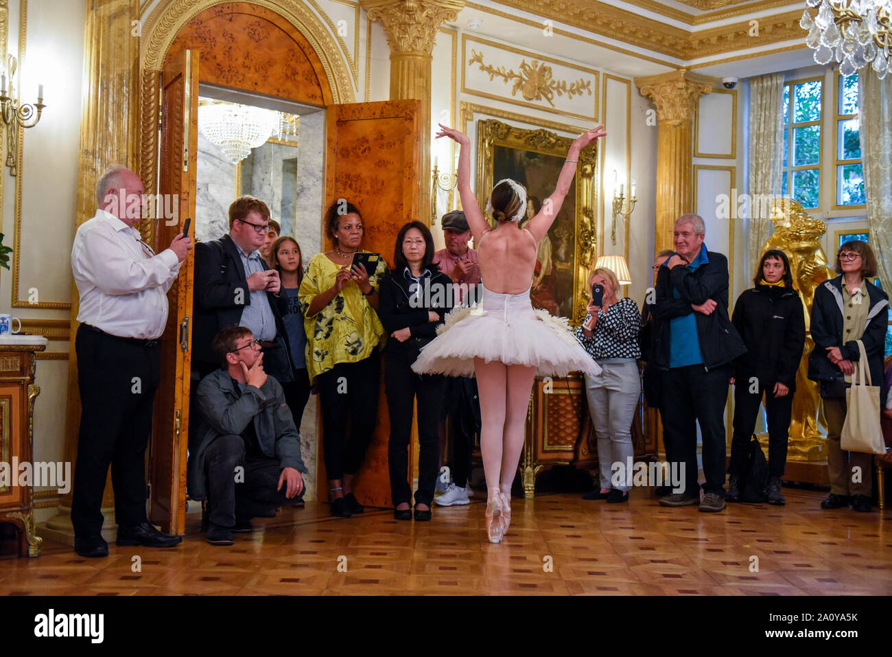 London, Großbritannien. 22. September 2019. Partner des Eigentümers, Desiree Faust, gibt eine Ballettaufführung für Besucher. Das Weiße Haus in Ealing, London, während der 28. Open House. Das Weiße Haus ist ein Louis XVI Palace in privaten Gärten auf Palast der Eigentümer Großmutter in Polen basiert. Der Eigentümer, Prinz John Zylinski, ist eine Eigenschaft Entwickler, der für London Bürgermeister im Jahr 2016 stand. Das Hauptgebäude umfasst luxuriöses Interieur mit Marmor, Gold Gesimse, Spiegeln und Kronleuchtern und wurde 2009 abgeschlossen. Credit: Stephen Chung/Alamy leben Nachrichten Stockfoto London, Großbritannien. 22. September 2019. Partner des Eigentümers, Desiree Faust, gibt eine Ballettaufführung für Besucher. Das Weiße Haus in Ealing, London, während der 28. Open House. Das Weiße Haus ist ein Louis XVI Palace in privaten Gärten auf Palast der Eigentümer Großmutter in Polen basiert. Der Eigentümer, Prinz John Zylinski, ist eine Eigenschaft Entwickler, der für London Bürgermeister im Jahr 2016 stand. Das Hauptgebäude umfasst luxuriöses Interieur mit Marmor, Gold Gesimse, Spiegeln und Kronleuchtern und wurde 2009 abgeschlossen. Credit: Stephen Chung/Alamy leben Nachrichten Stockfoto