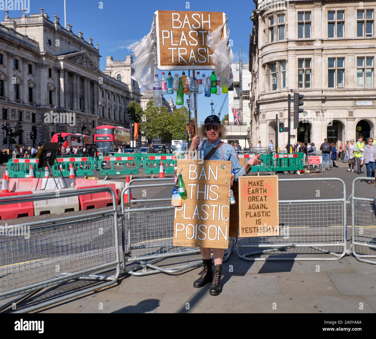 Menschen auf der Straße Ecke mit Plakaten und Müll Requisiten Aufruf für das Stoppen Verwendung von Kunststoff in London Stockfoto