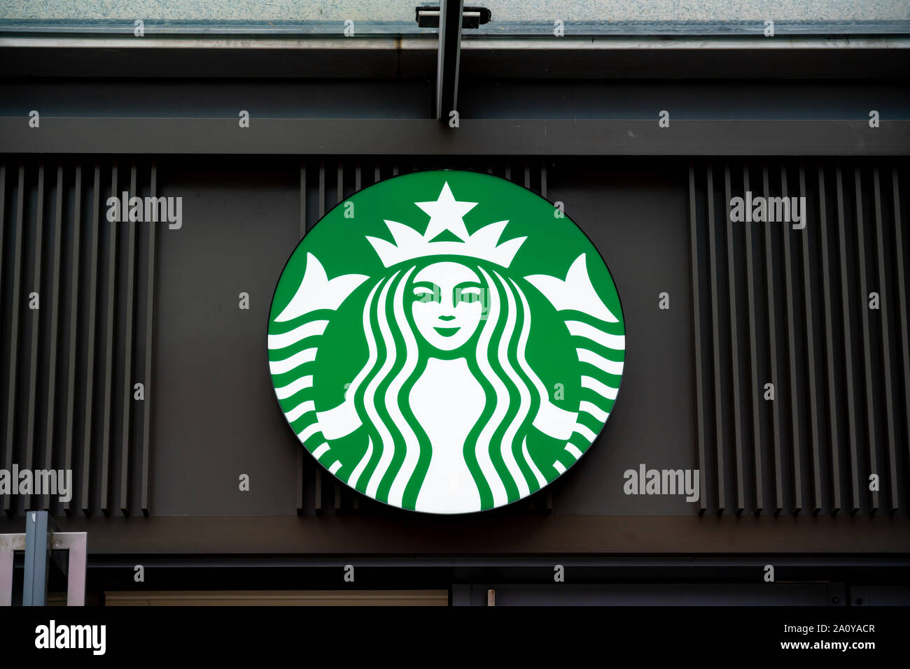 Starbucks Logo in Shanghai gesehen. Ein amerikanischer Kaffee und Kaffeehaus Kette. Stockfoto