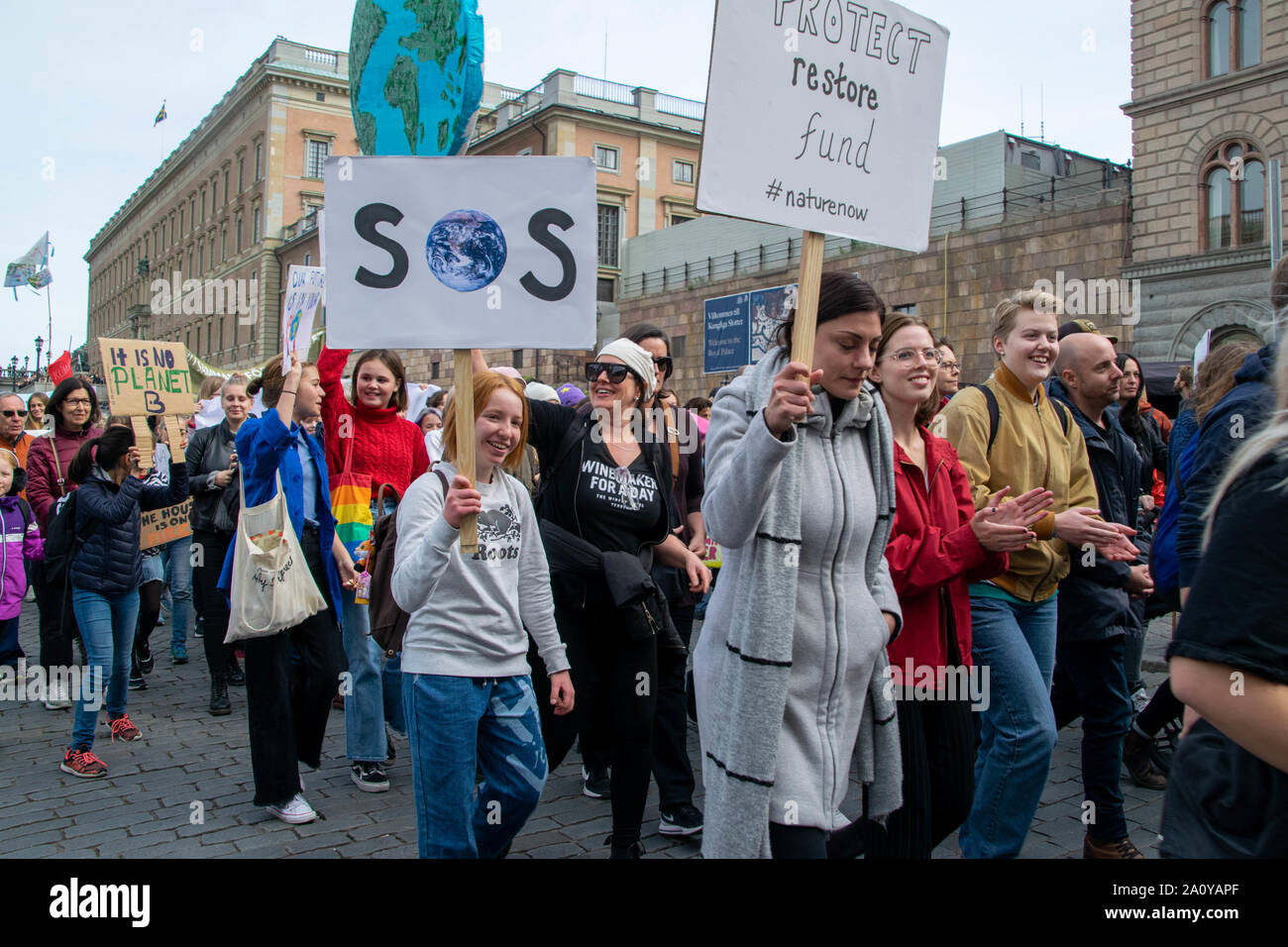 Studenten und Erwachsene die Teilnahme an Klimawandel Streik mit handgefertigten Demonstration Banner in Stockholm, Schweden Stockfoto