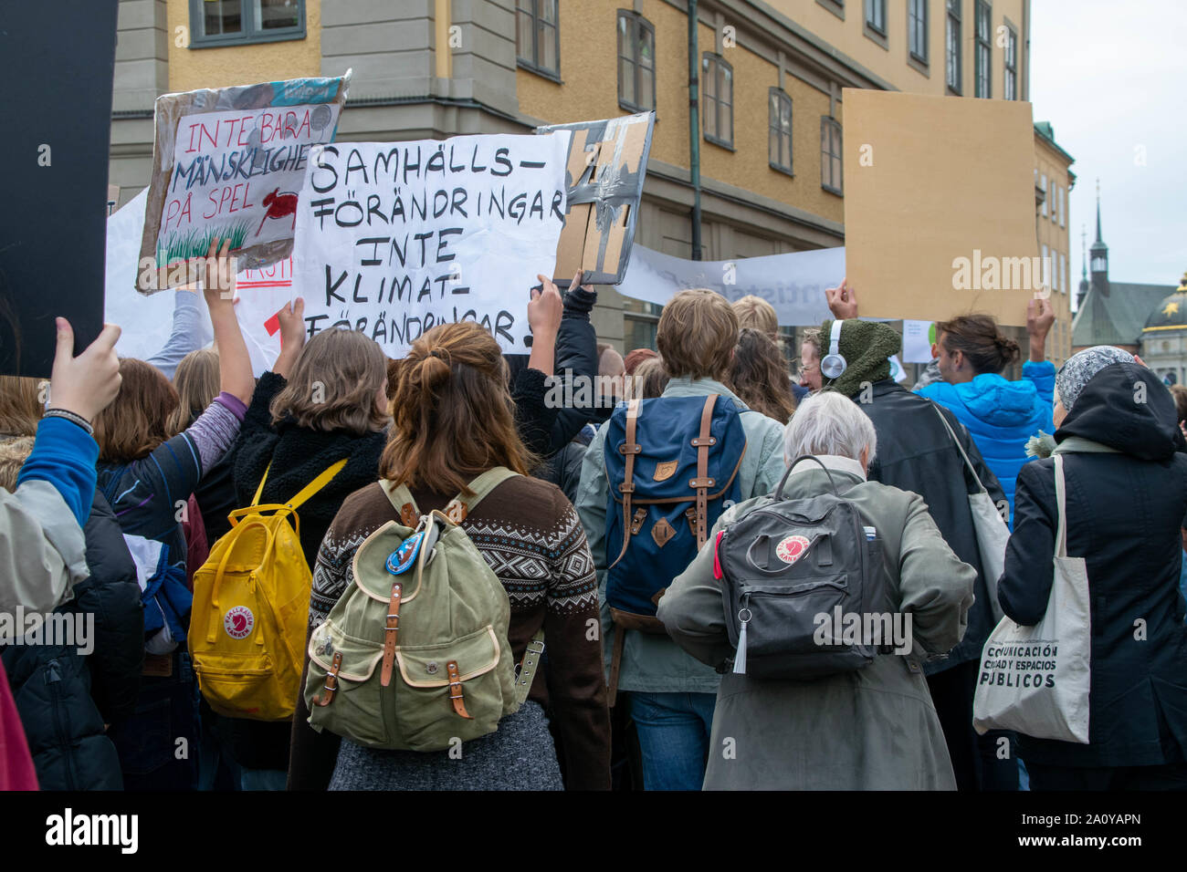 Schüler, Erwachsene und Senioren protestieren mit handgefertigten Banner, teilnehmenden Klimawandel Streik in Stockholm, Schweden Stockfoto