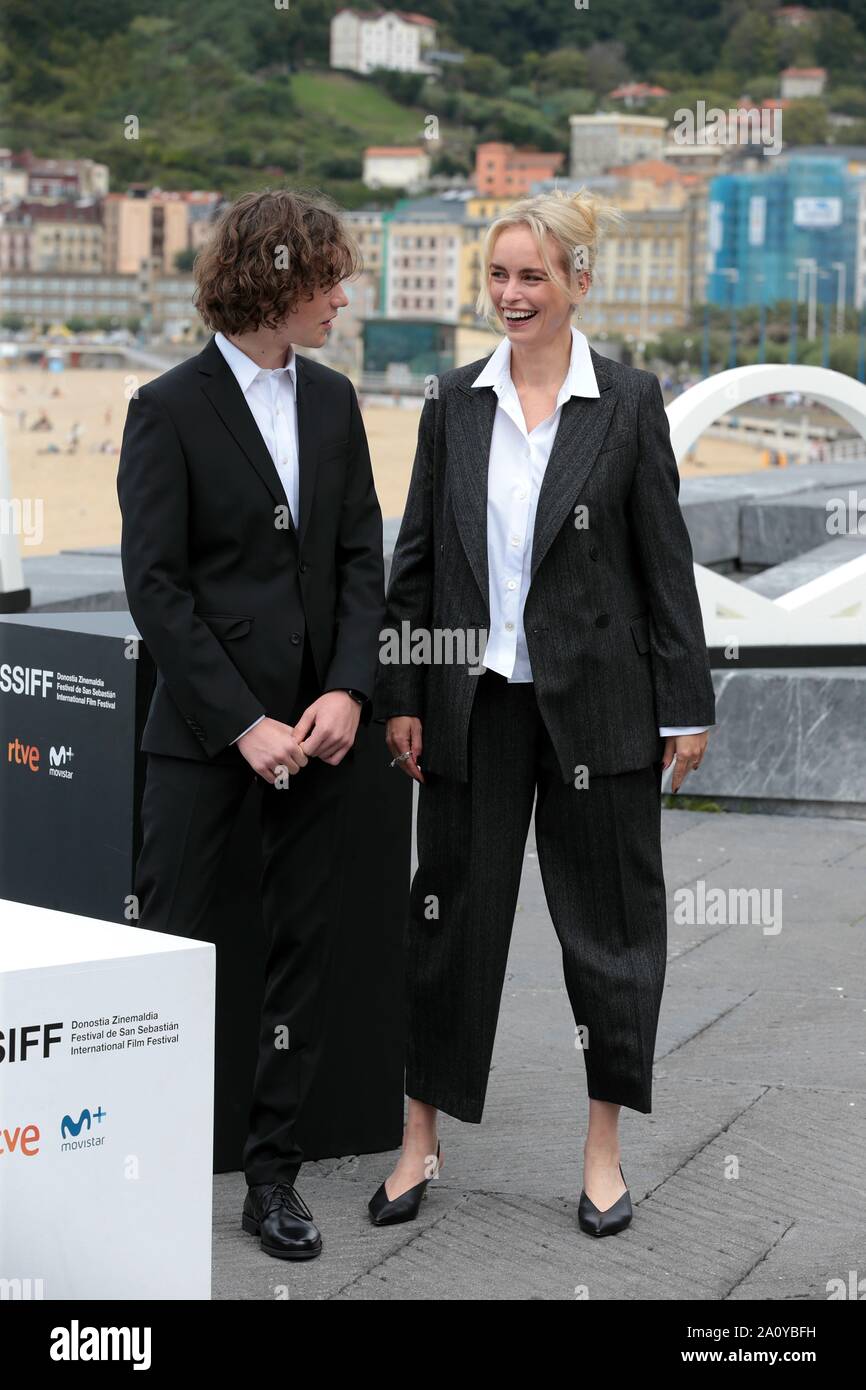 San Sebastian, Spanien. 22 Sep, 2019. San Sebastian, Spanien, 22.09.2019.-'Das Vorspiel' Film im amtlichen Teil in San Sebastián International Film Festival 67 editionPhotocall von "Das Vorspiel" Ilja Monti Schauspieler (L). Schauspielerin Nina Hoss verliert Teil des Schuhs beim Posieren für Fotos und Felix von Boehm Produzent des Films kommt ihm zu Hilfe und am Ende haben Sie die Situation zwischen lacht Credit: Juan Carlos Rojas/Picture Alliance lösen. | Verwendung weltweit/dpa/Alamy leben Nachrichten Stockfoto