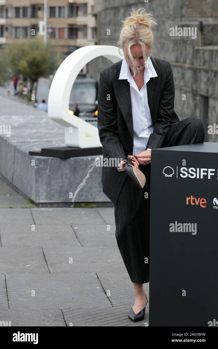 San Sebastian, Spanien. 22 Sep, 2019. San Sebastian, Spanien, 22.09.2019.-'Das Vorspiel' Film im amtlichen Teil in San Sebastián International Film Festival 67 editionPhotocall von "Das Vorspiel" Schauspielerin Nina Hoss verliert Teil des Schuhs beim Posieren für Fotos und Felix von Boehm Produzent des Films kommt ihm zu Hilfe und am Ende haben Sie die Situation zwischen lacht Credit: Juan Carlos Rojas/Picture Alliance lösen. | Verwendung weltweit/dpa/Alamy leben Nachrichten Stockfoto