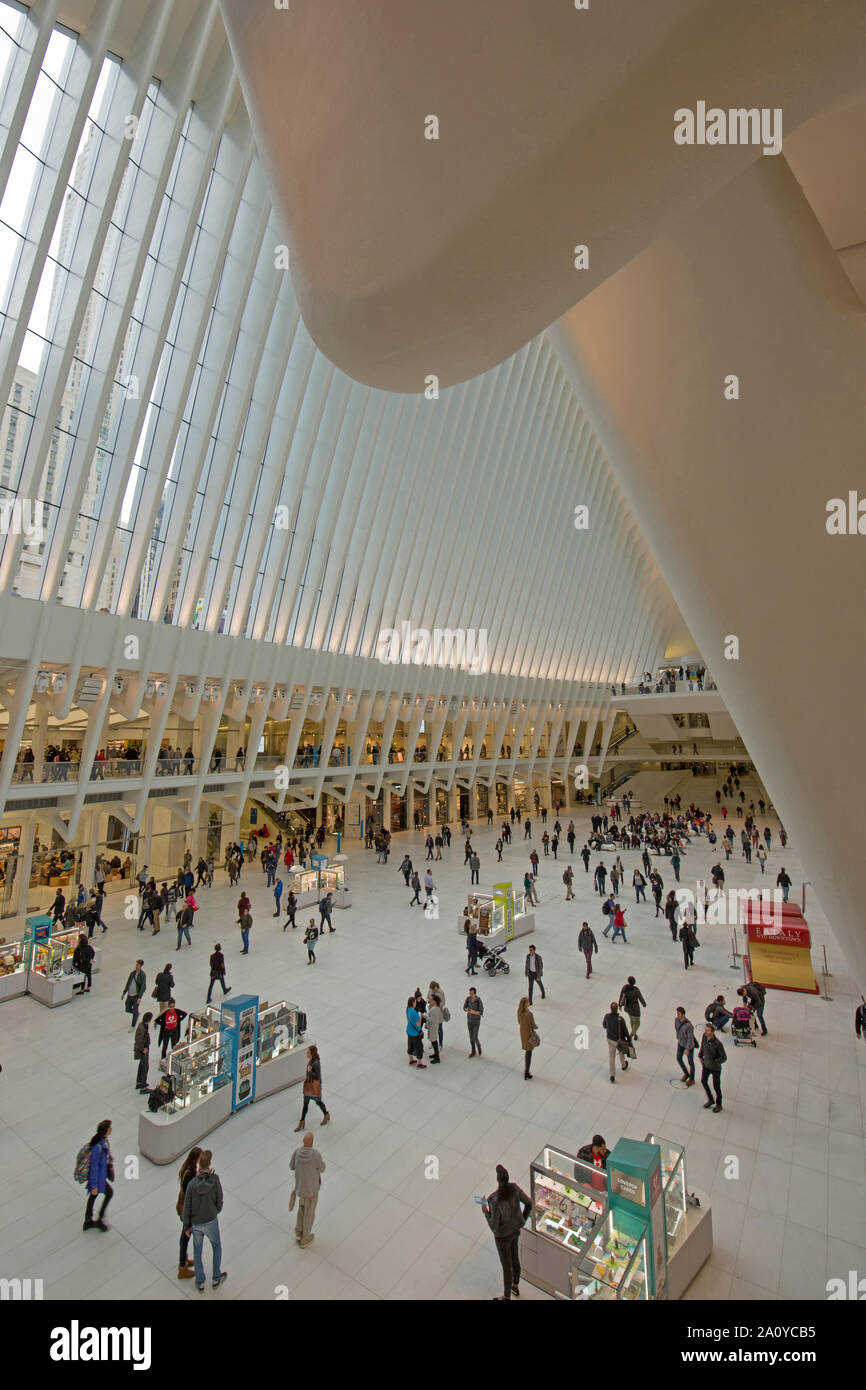 OCULUS SAAL (© SANTIAGO CALATRAVA 2018) WESTFIELD WORLD TRADE CENTER PFAD VERKEHRSKNOTENPUNKT DOWNTOWN MANHATTAN NEW YORK CITY USA Stockfoto