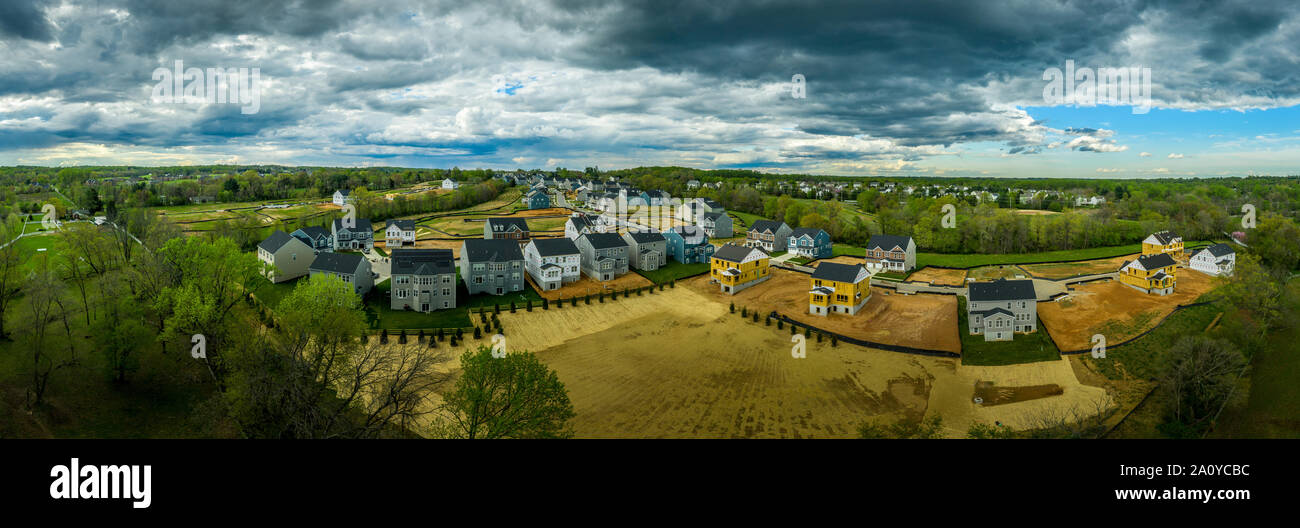 Antenne Panorama der neu errichteten Einfamilienhäusern in einer oberen Mittelschicht Nachbarschaft an der Ostküste USA Stockfoto