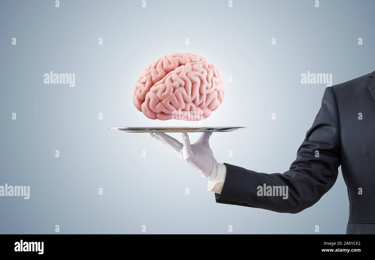 Geschäftsmann mit menschlichen Gehirn auf silbernem Tablett Stockfoto
