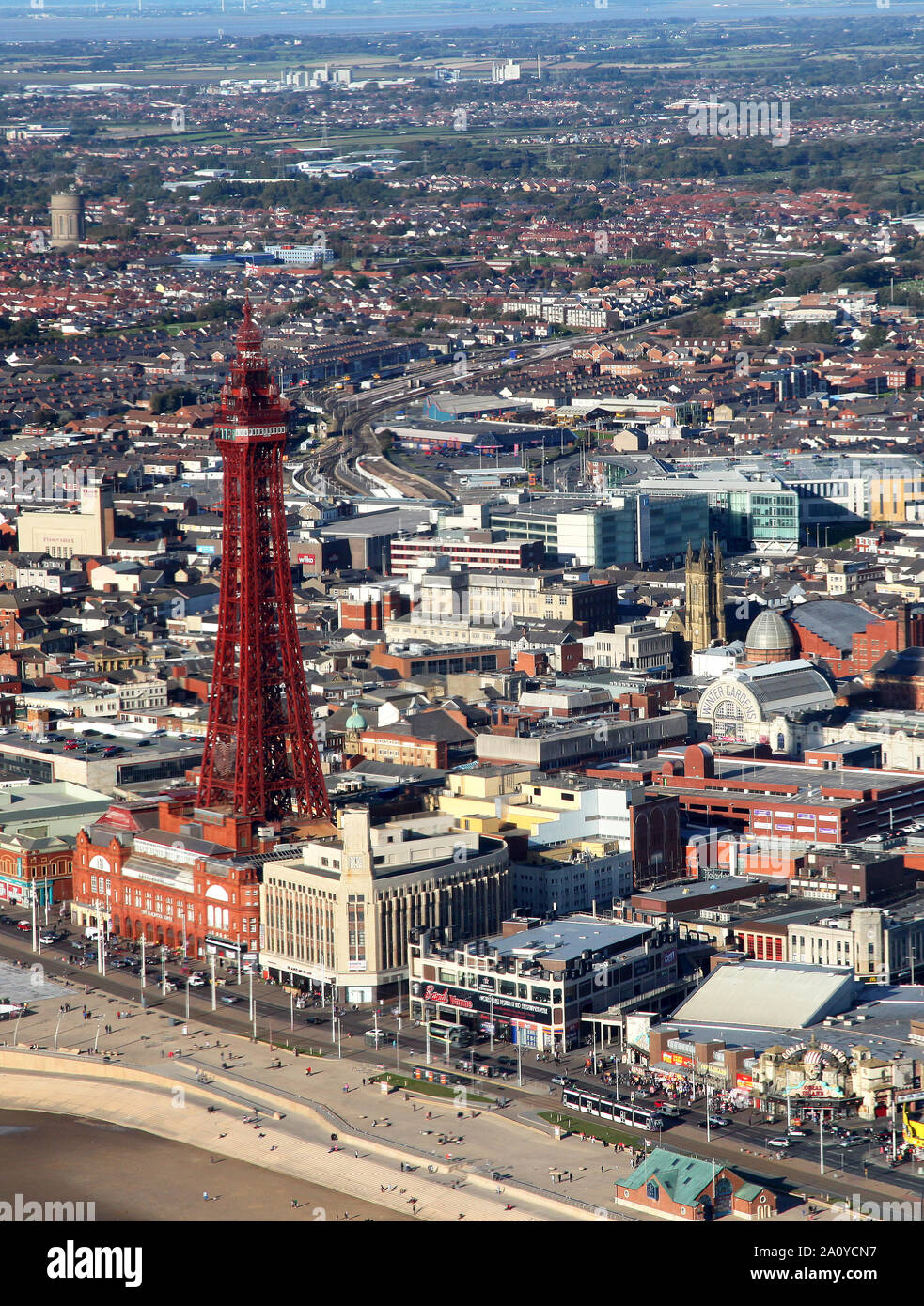 Blackpool Tower und der Straßenbahn aus der Luft. Stockfoto