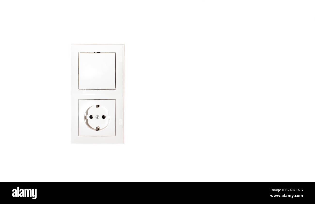 Den weißen Stecker mit Kabel in Männer hand, bereit, zu verbinden. Energiekonzept. Stockfoto