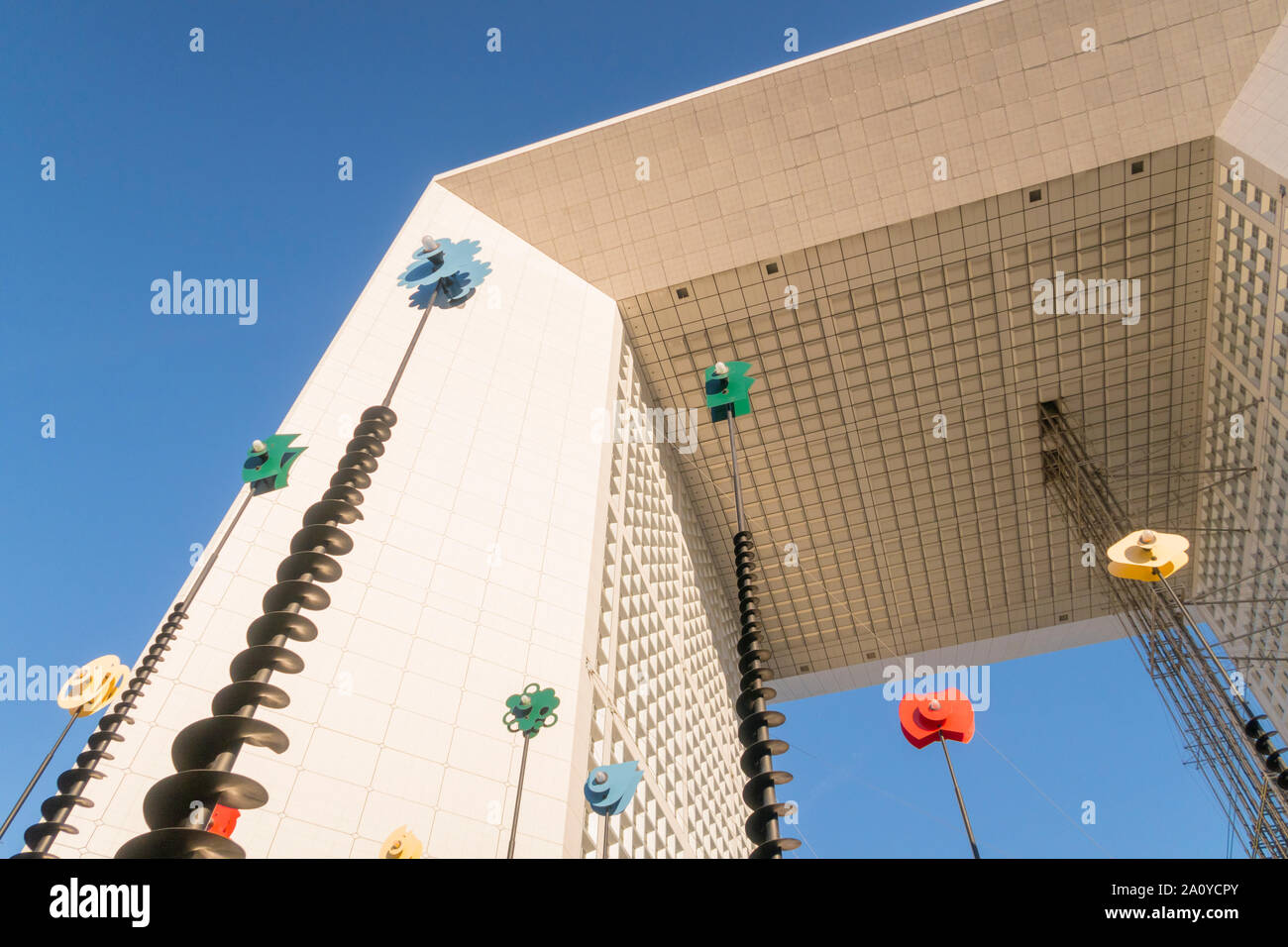 Paris, France - September 2, 2019: Moderne culptures im großen Bogen der Verteidigung, Paris, Frankreich. Lichtsignale von Takis, La Defense, Paris. Stockfoto