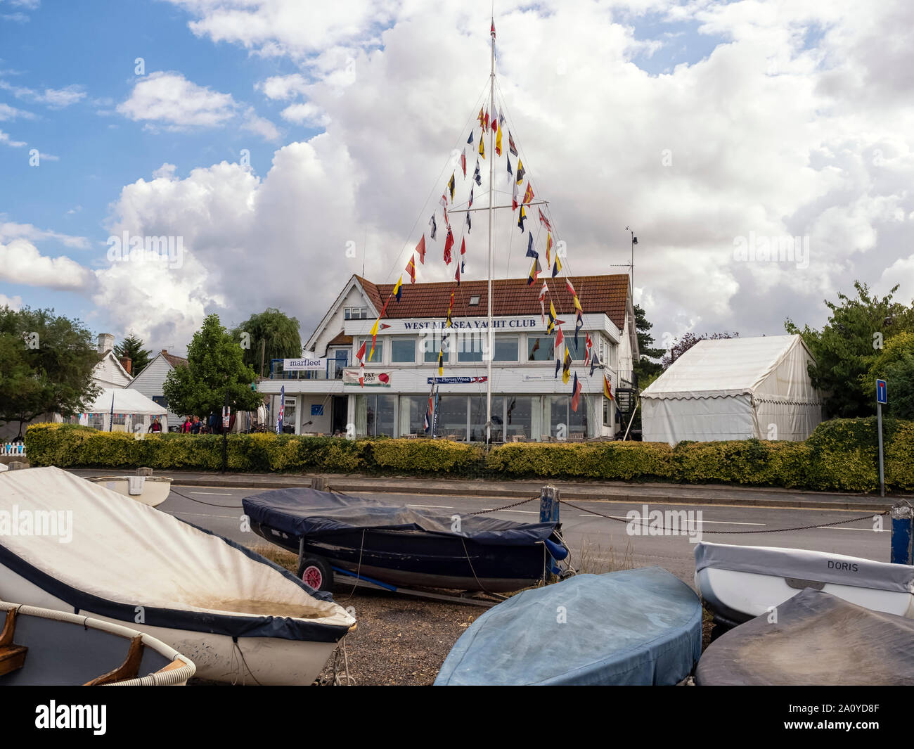 WEST MERSEA, ESSEX, Großbritannien - 31. AUGUST 2018: The Yacht Club on the River Blackwater Stockfoto