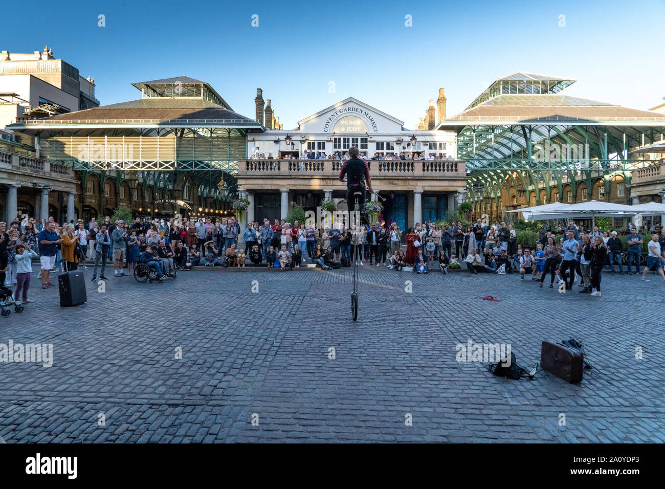 London, Großbritannien 8. September 2019 in London Covent Garden Street Entertainer außerhalb Punch und Judy Pub Einrad Balanceakt Stockfoto