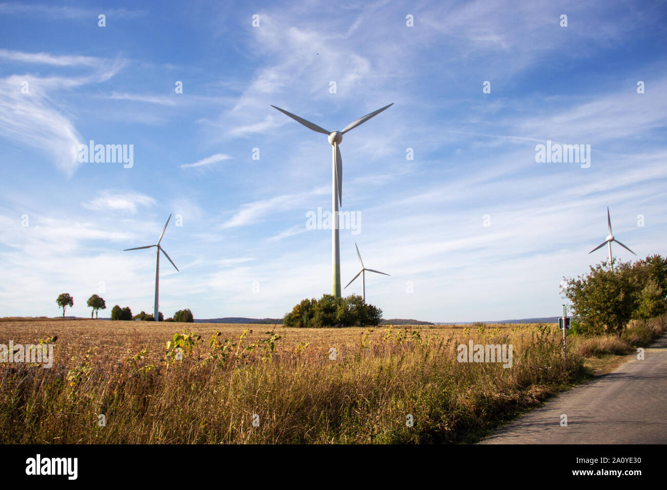 Anzeigen einer Windenergieanlage an einem sonnigen Herbsttag Stockfoto