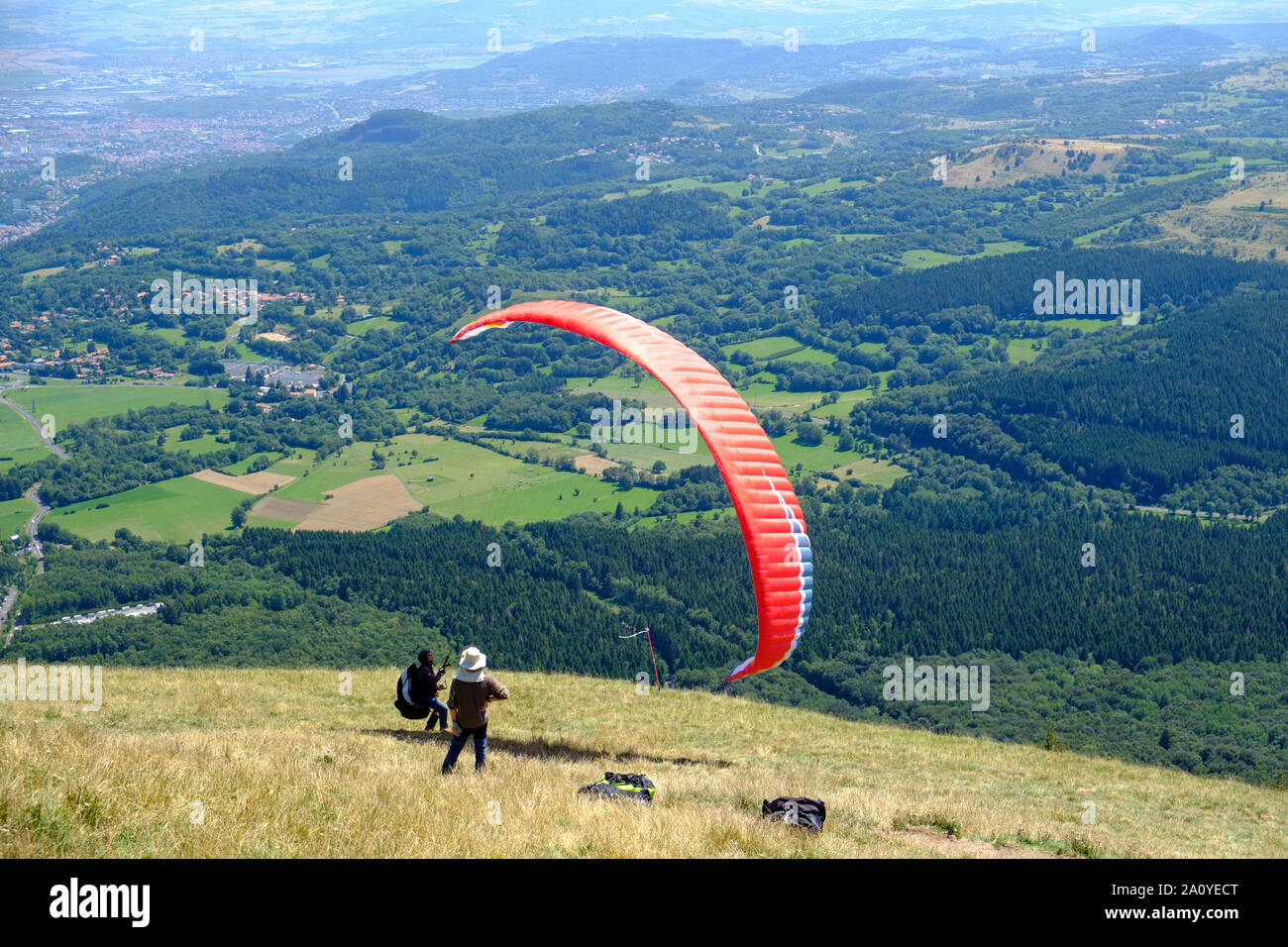 Gleitschirm auf dem Gipfel des Puy de Dome in der Nähe von Clermont-Ferrand, Frankreich Stockfoto