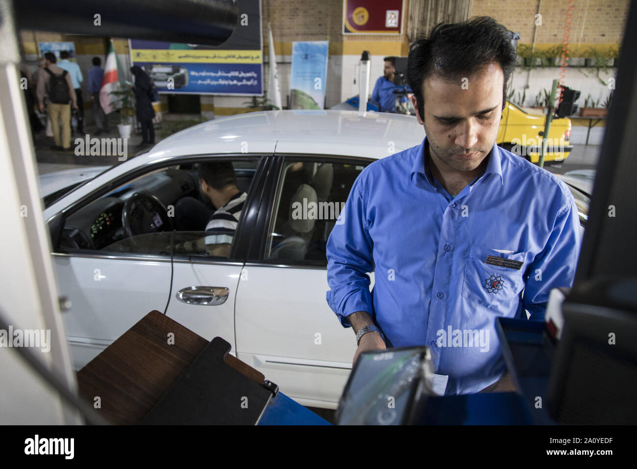 Teheran, Iran. 22 Sep, 2019. Mitarbeiter von Seraj Technische Prüfstelle prüfen Autos im Rahmen einer jährlichen Überprüfung in Teheran, Iran. Überprüfung des Fahrzeugs ist ein Verfahren, bei dem ein Fahrzeug geprüft wird, um sicherzustellen, dass sie entspricht den Regelungen für die Sicherheit und Emissionen. Es wird angenommen, dass die regelmäßige Inspektion ist eine kostengünstige Art, die Sicherheit im Straßenverkehr und Senkung schädlicher Emissionen sichern. Credit: rouzbeh Fouladi/ZUMA Draht/Alamy leben Nachrichten Stockfoto