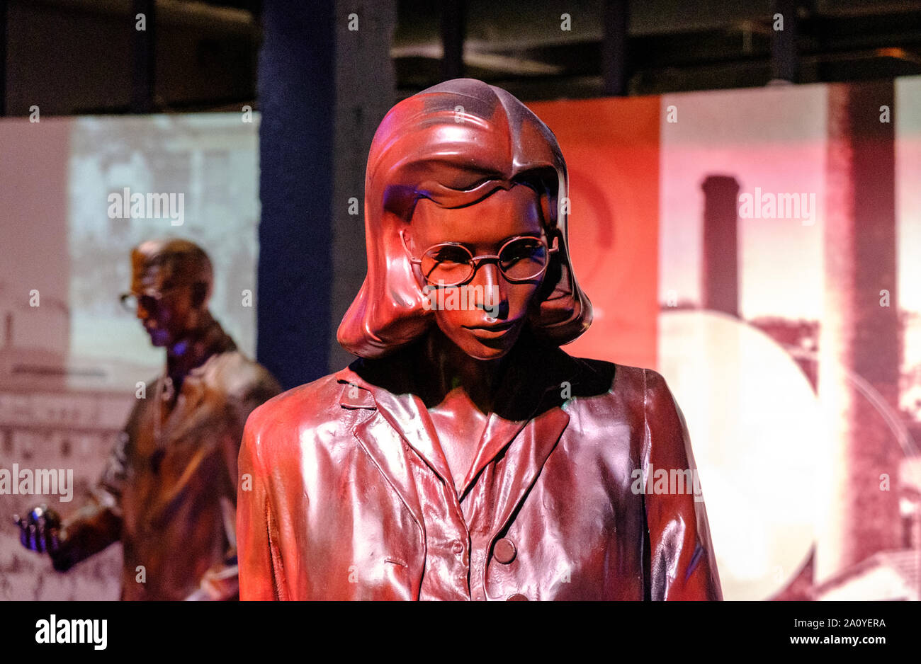 Statue von Frau mit Bowling Kugel in der Hand in der L'Aventure Michelin Museum in Clermont Ferrand, Frankreich Stockfoto