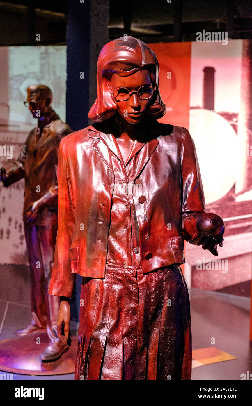 Statue von Frau mit Bowling Kugel in der Hand in der L'Aventure Michelin Museum in Clermont Ferrand, Frankreich Stockfoto