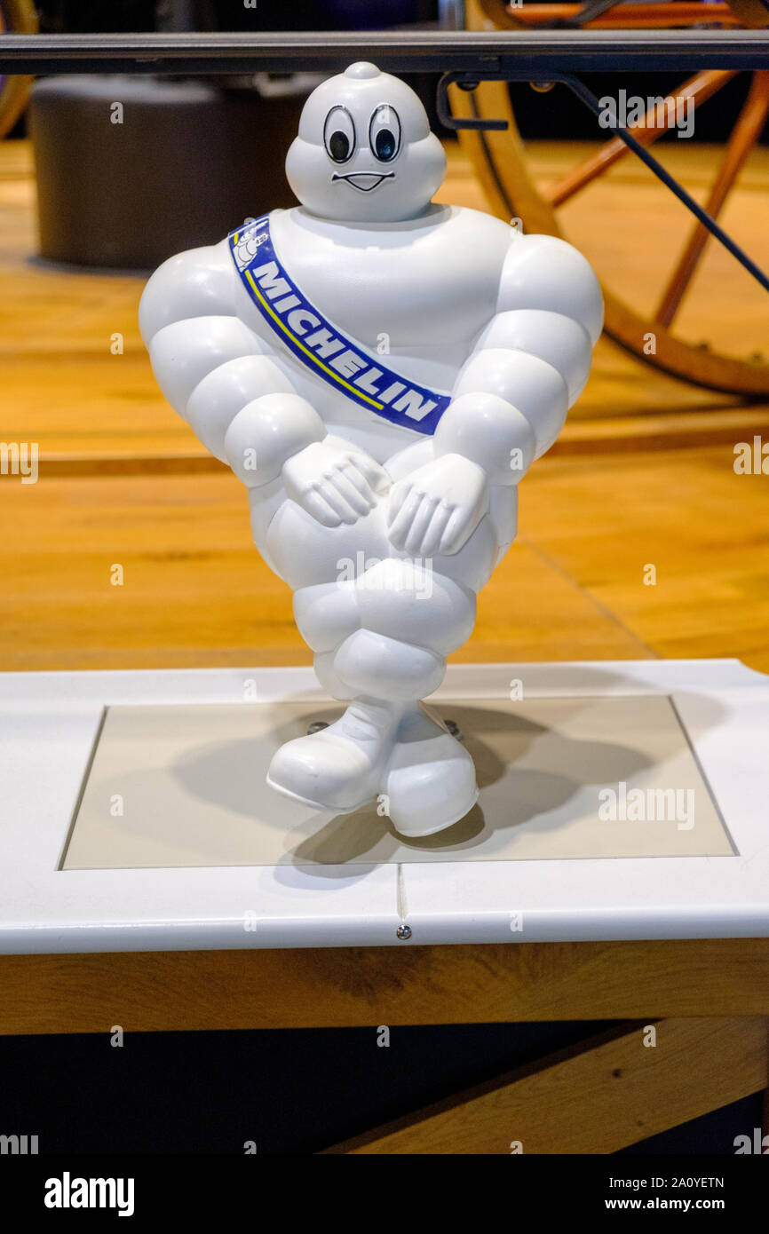 Michelin Reifen Mann (bibendum) im L'Aventure Michelin (Museum in Clermont  Ferrand, Frankreich Stockfotografie - Alamy
