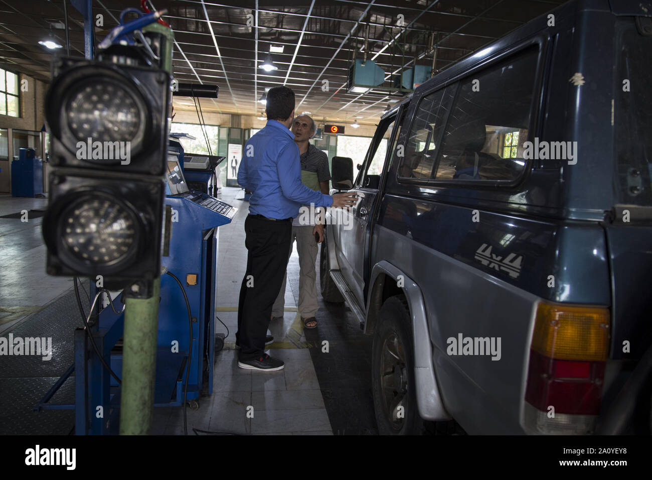 Teheran, Iran. 22 Sep, 2019. Mitarbeiter von Seraj Technische Prüfstelle prüfen Autos im Rahmen einer jährlichen Überprüfung in Teheran, Iran. Überprüfung des Fahrzeugs ist ein Verfahren, bei dem ein Fahrzeug geprüft wird, um sicherzustellen, dass sie entspricht den Regelungen für die Sicherheit und Emissionen. Es wird angenommen, dass die regelmäßige Inspektion ist eine kostengünstige Art, die Sicherheit im Straßenverkehr und Senkung schädlicher Emissionen sichern. Credit: rouzbeh Fouladi/ZUMA Draht/Alamy leben Nachrichten Stockfoto