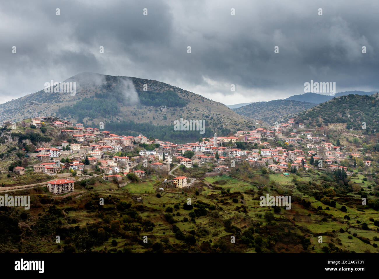 Dimitsana Village, Griechenland, während eines regnerischen Tag. Dimitsana ist einer der schönsten traditionellen Dörfer in Arcadia, Peloponnes, Griechenland. Stockfoto